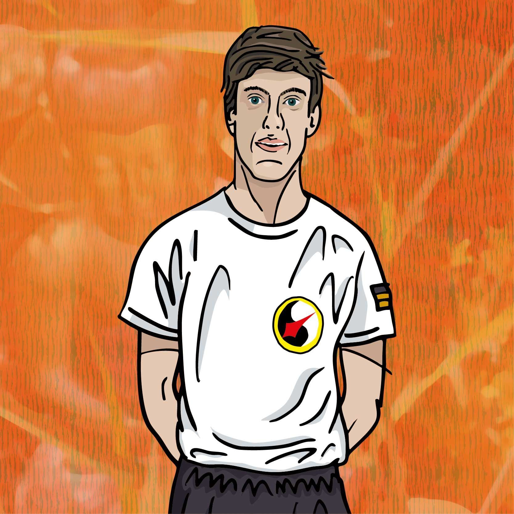 Schüler Fabio in weißem T-Shirt mit einem Symbol, Hände hinter dem Rücken, vor orangefarbenem Hintergrund.