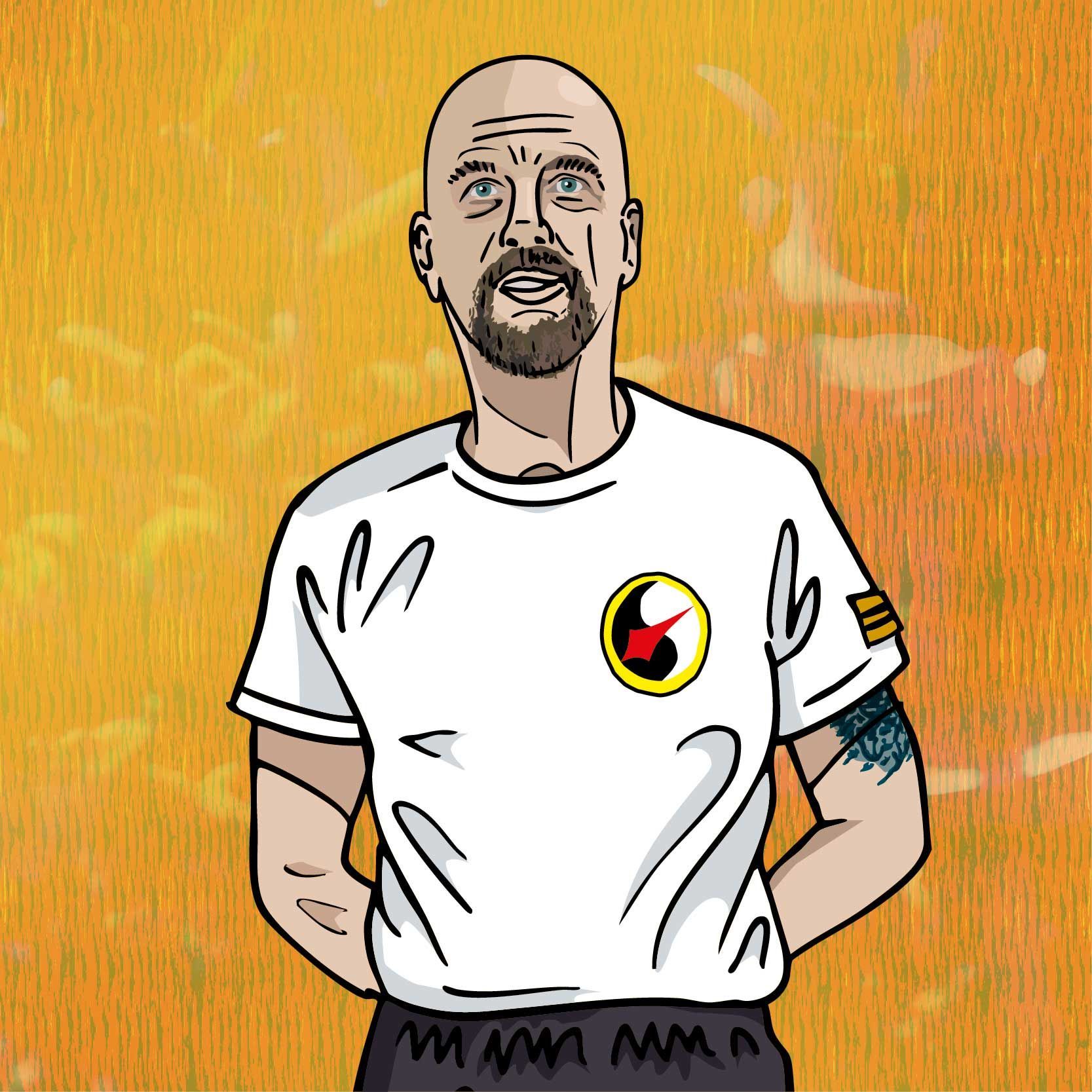 Mann mit Glatze und Bart, der ein weißes T-Shirt mit einem Symbol trägt, steht vor einem orangefarbenen Hintergrund.