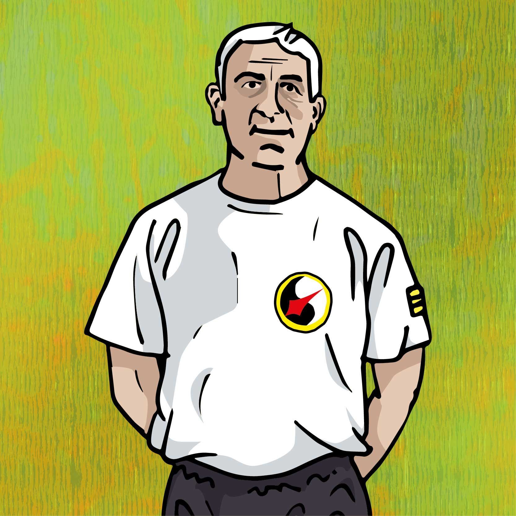 Mann in weißem Hemd mit Emblem, Hände hinter dem Rücken, steht vor grünem Hintergrund.