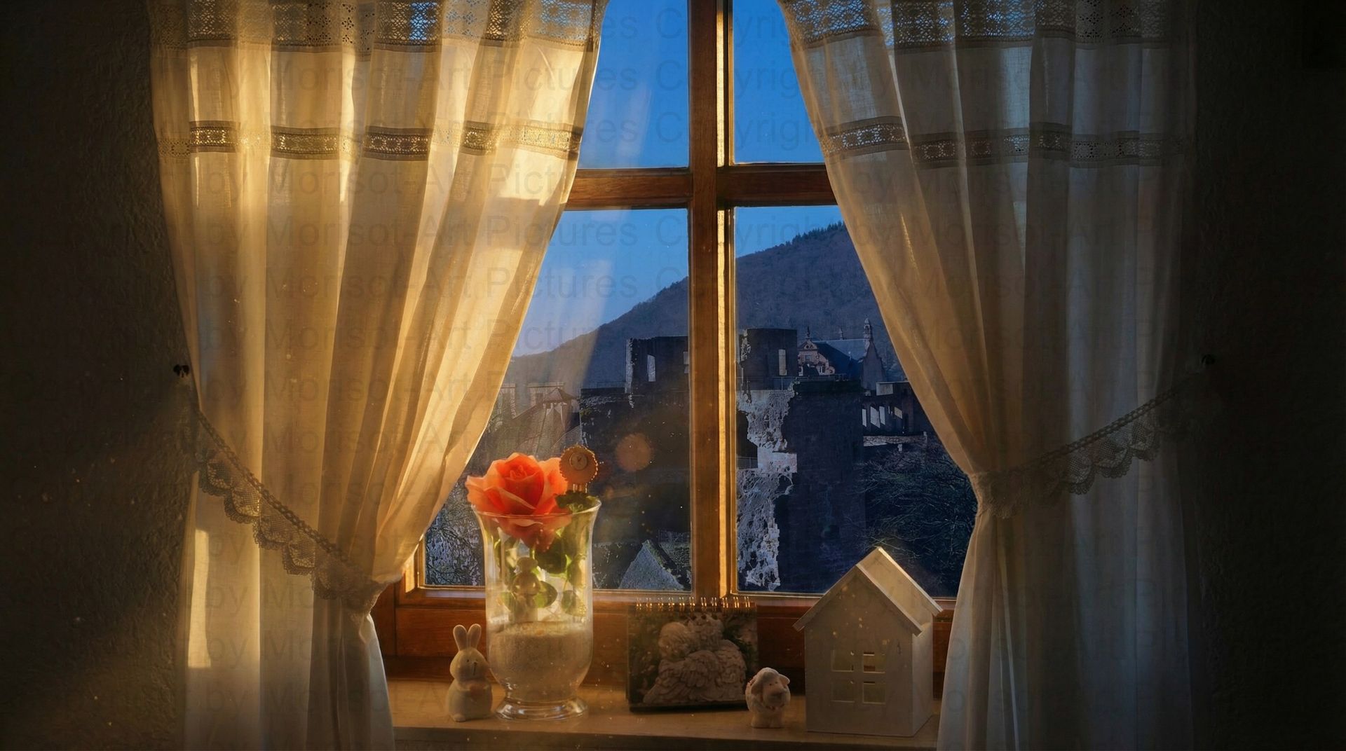 Fenster mit weißen Spitzengardinen, einer Rose in einer Vase und Blick auf die Berge in der Abenddämmerung.