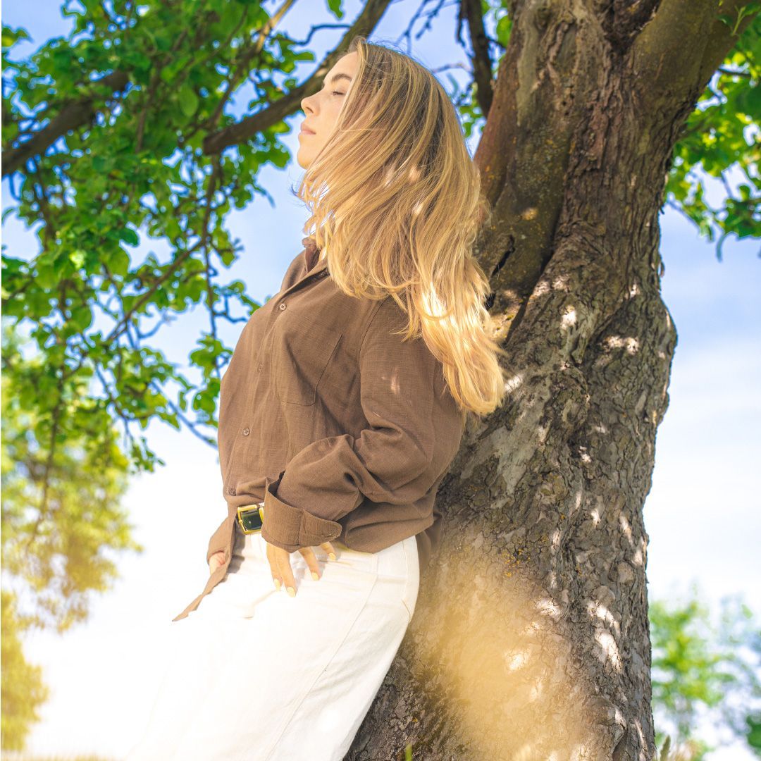 Portraitfotografie einer jungen Frau auf natürlichem Hintergrund