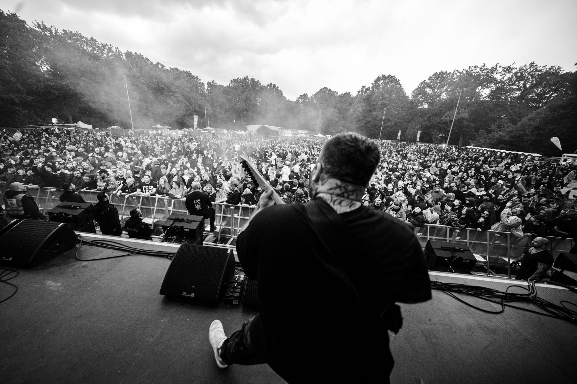Mann mit Gitarre vor Festival Besucher 