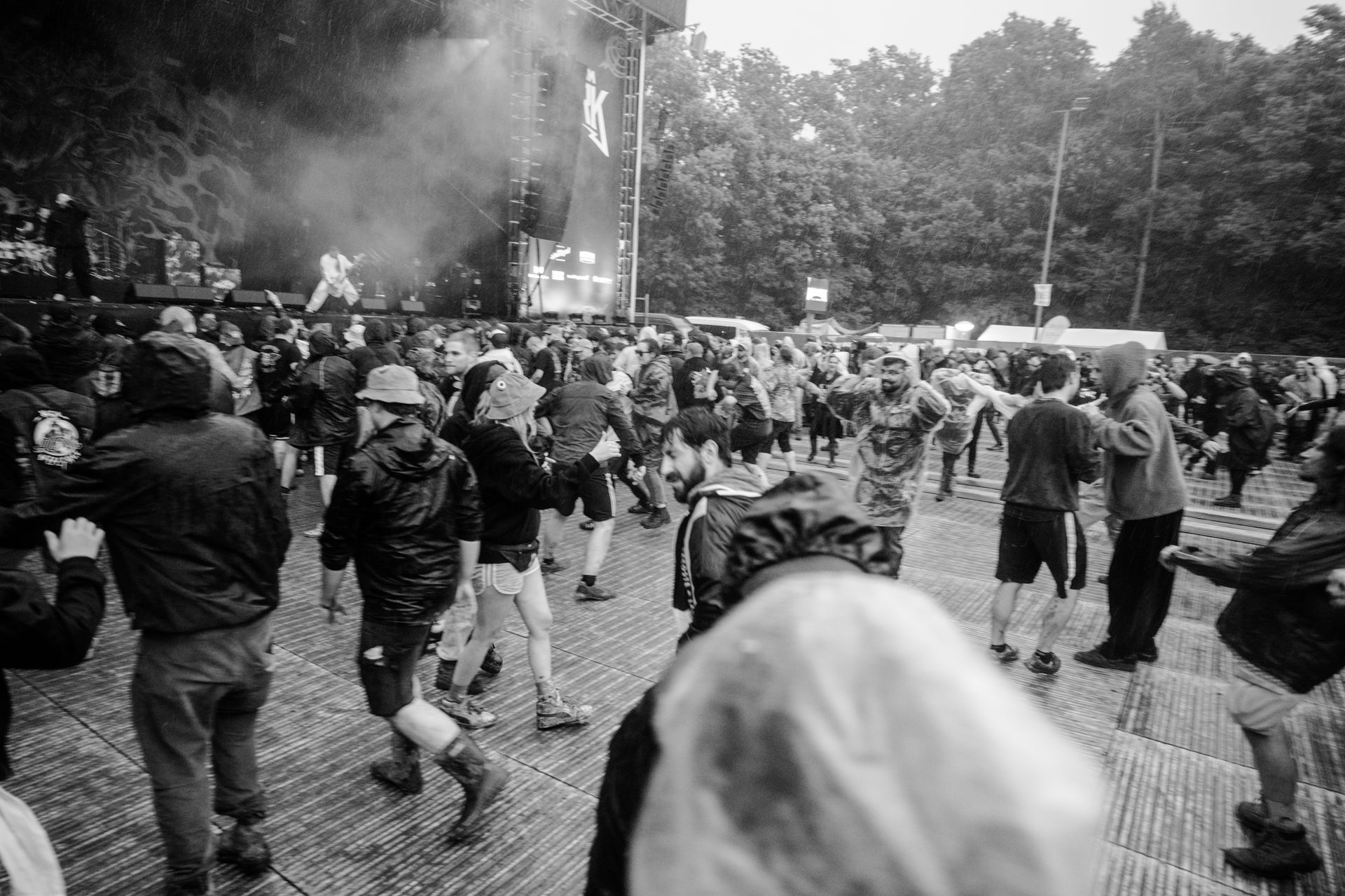 Rock im Park Nuernberg Besucher im Regen