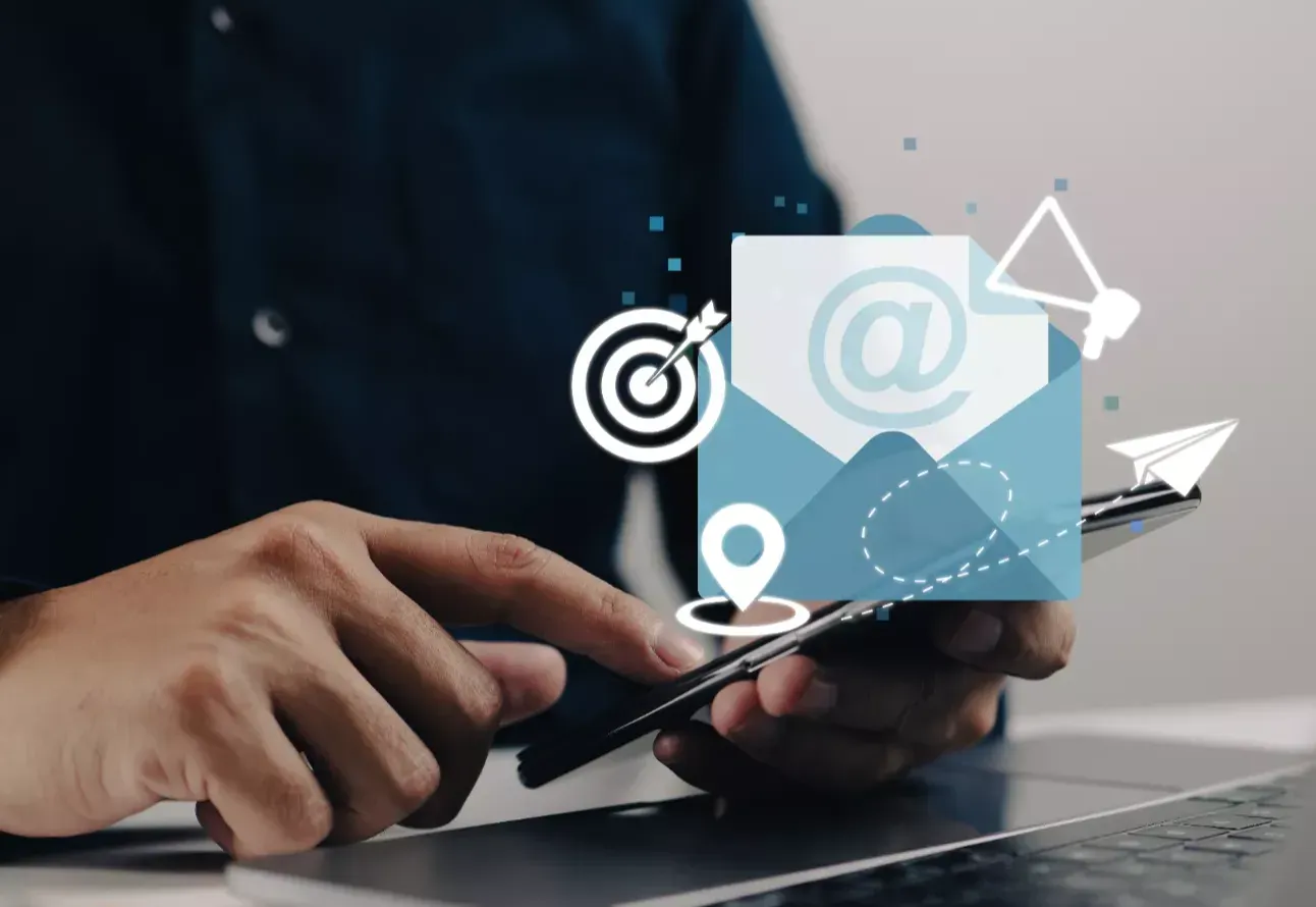 Person, die ein Telefon benutzt, überlagert mit E-Mail-Marketing-Symbolen: Zielgruppe, Standort und Papierflieger.