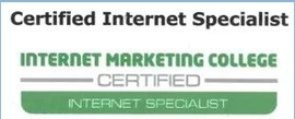 Ein weißes Abzeichen mit der Aufschrift „Zertifizierter Internetspezialist“ über dem grün-grauen Logo des „Internet Marketing College“.