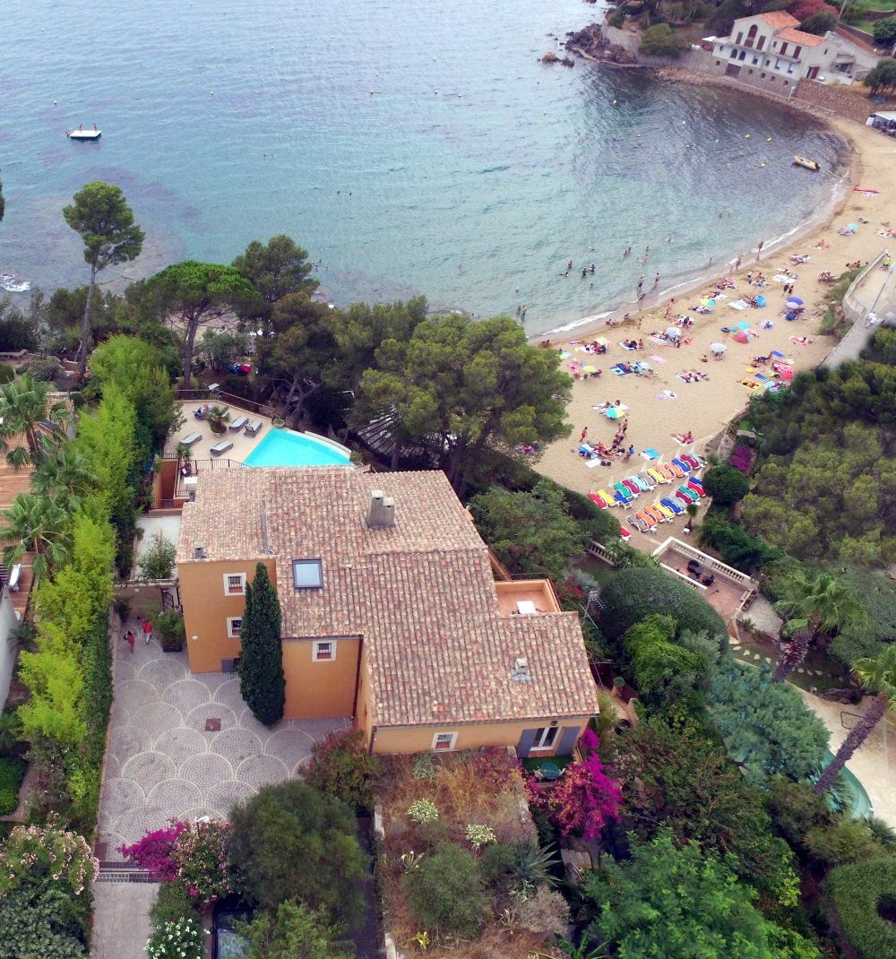 villa hotel brise marine les pieds dans l'eau en méditerranée à