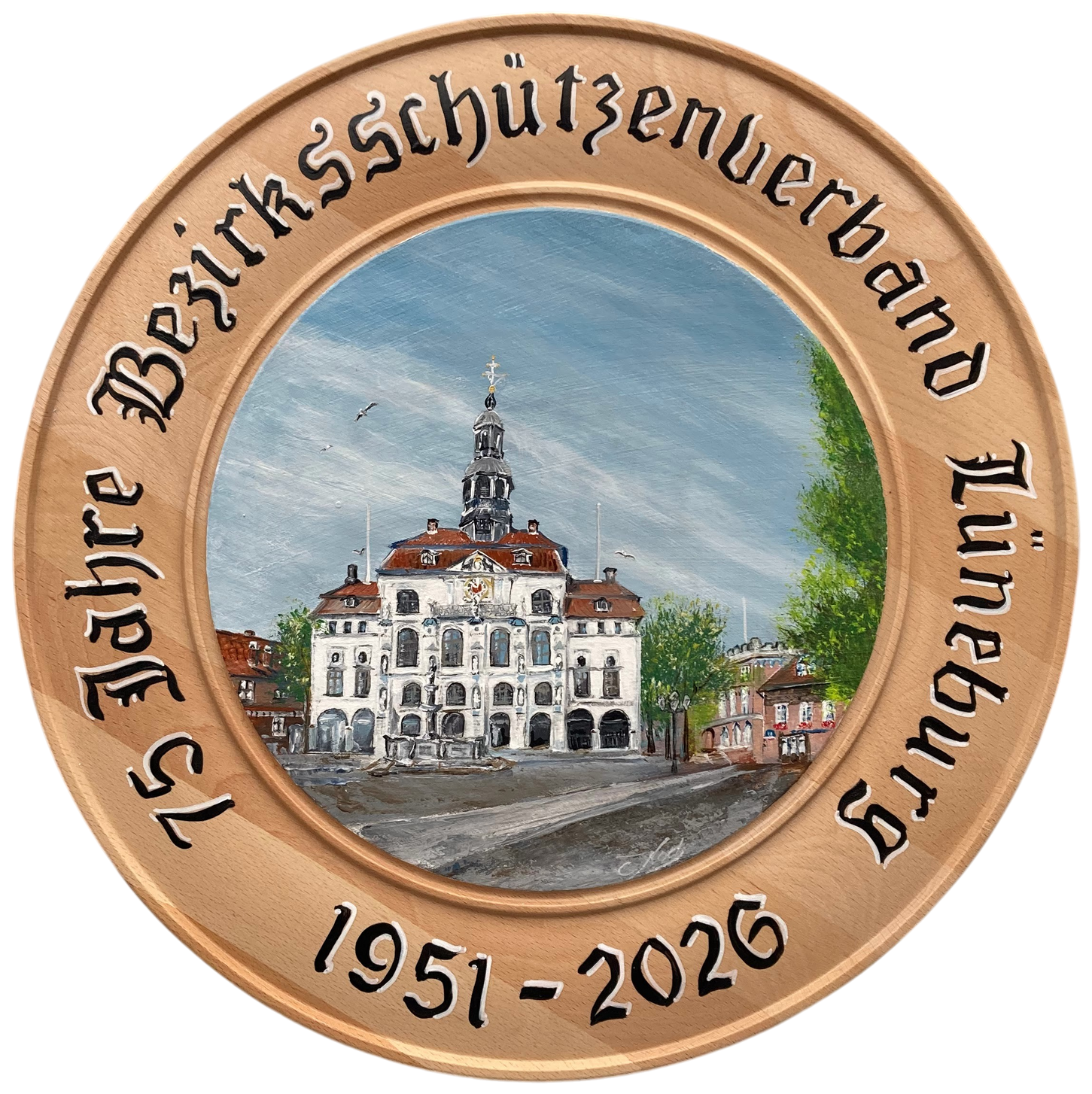 Handbemalte Jubiläumsscheibe 75 Jahre Bezirksschützenverband Lüneburg, Motiv Lüneburger Rathaus auf 40 cm Rotbuche, inkl. Frakturbeschriftung 1951-2026