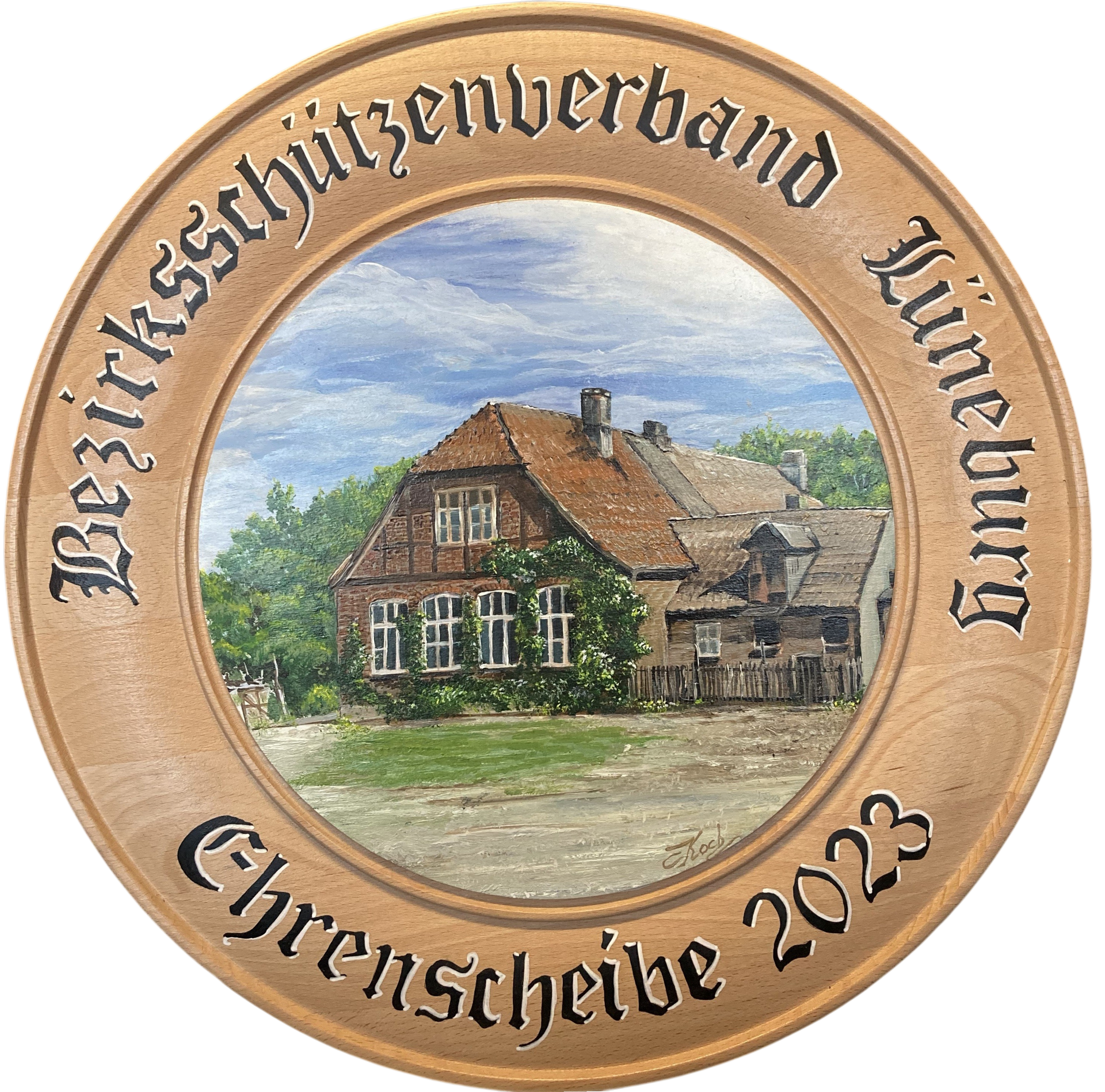 Handbemalte hölzerne Ehrenscheibe des Bezirksschützenverbandes Lüneburg 2023 mit dem Motiv der Alten Schule in Wendisch Evern, ein historisches Fachwerkgebäude
