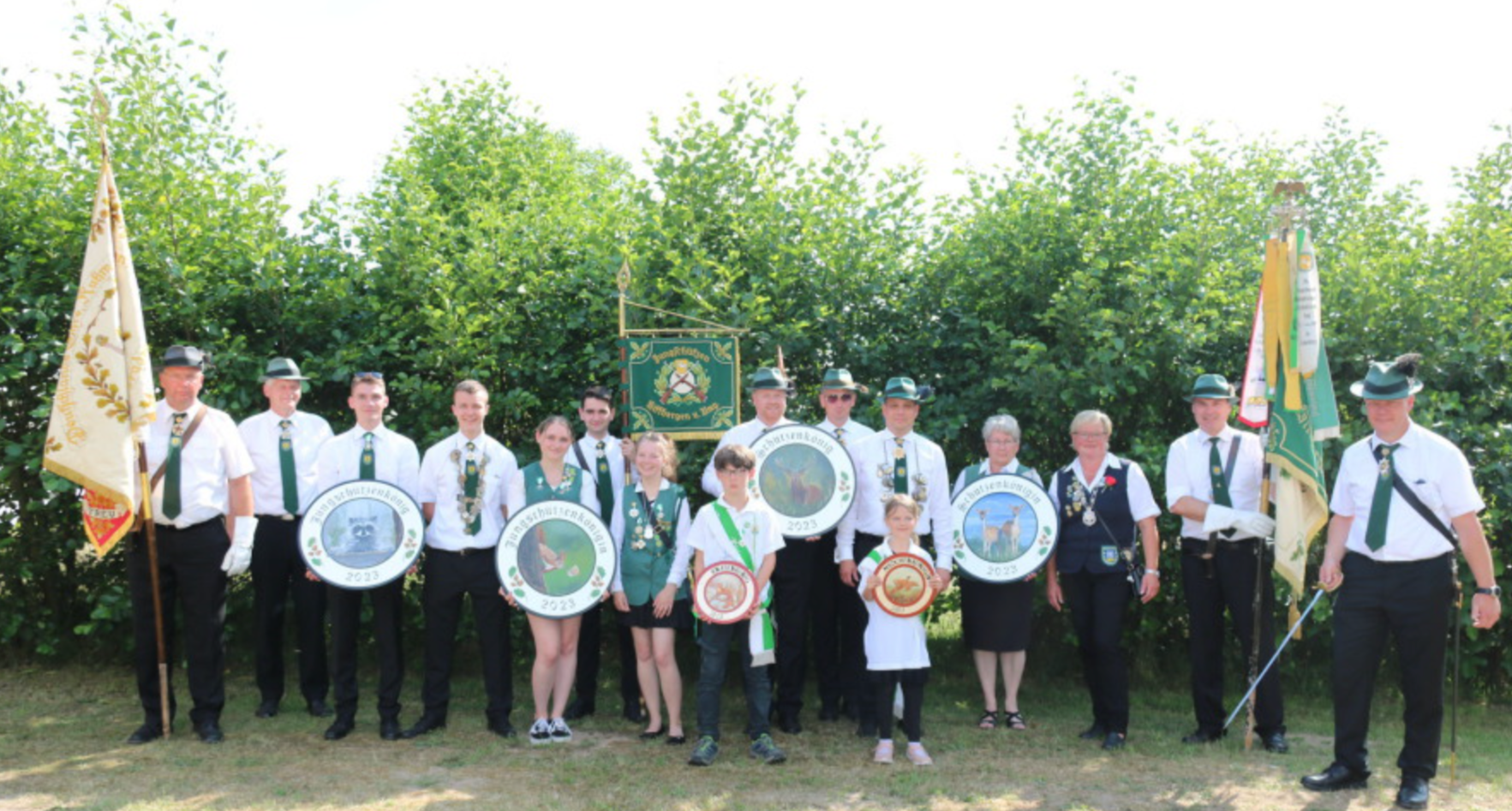 Das Königshaus 2023 mit ihren handbemalten Ehrenscheiben von Claudia Koch Atelier am Deich