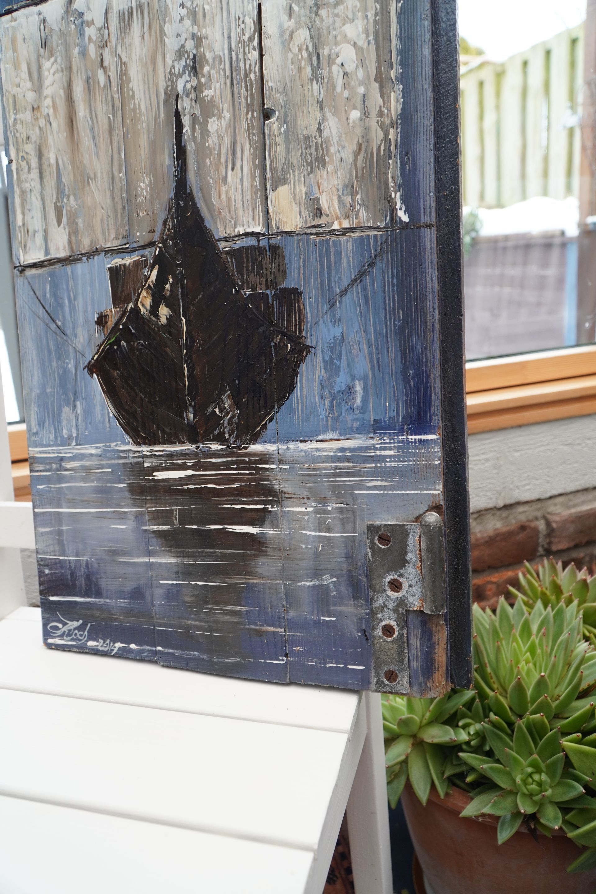 Bildausschnitt von handgemaltem Segelschiff auf Kellertür, Claudia Koch, Atelier am Deich