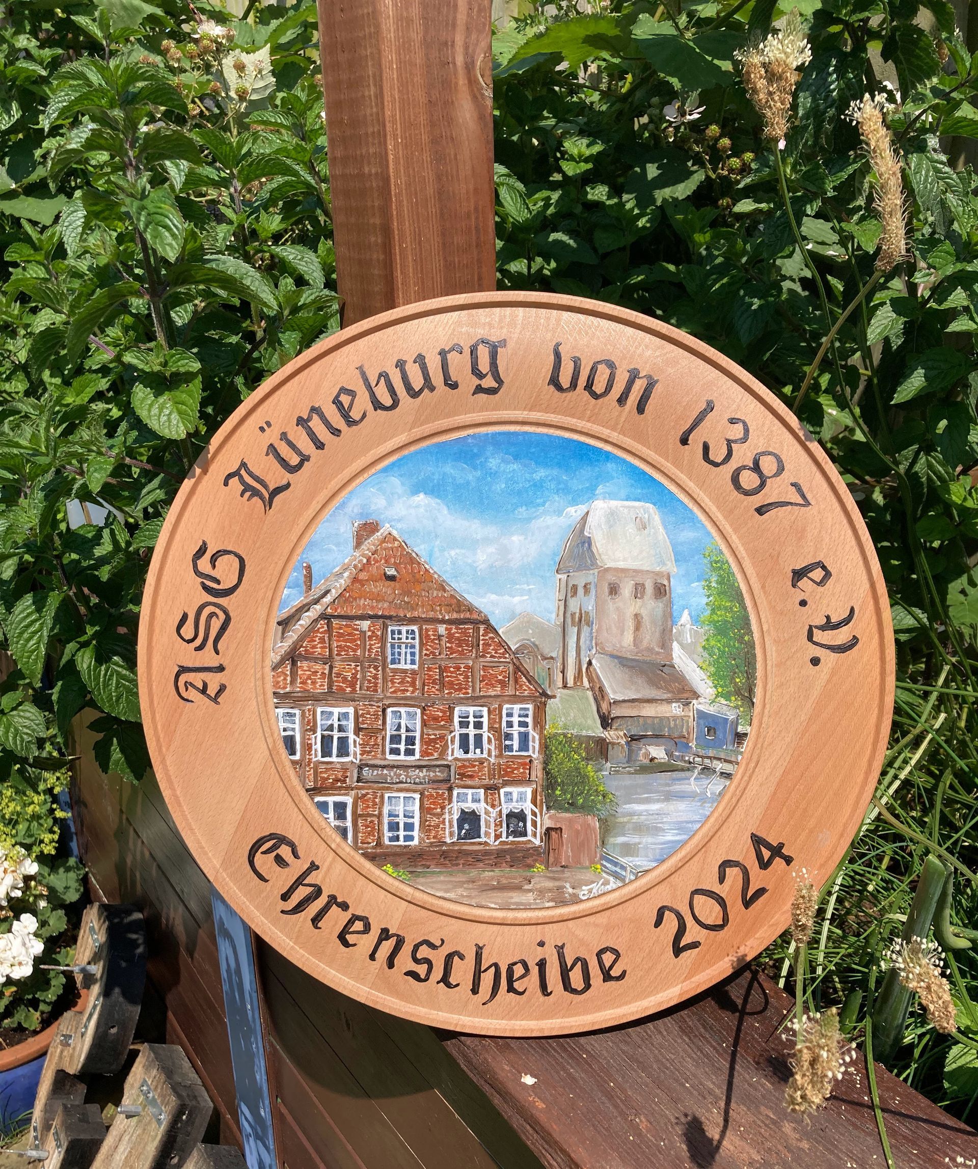 Handgemalte Schützenscheibe mit einem alten Gasthaus und dem alten Hafen in Lüneburg