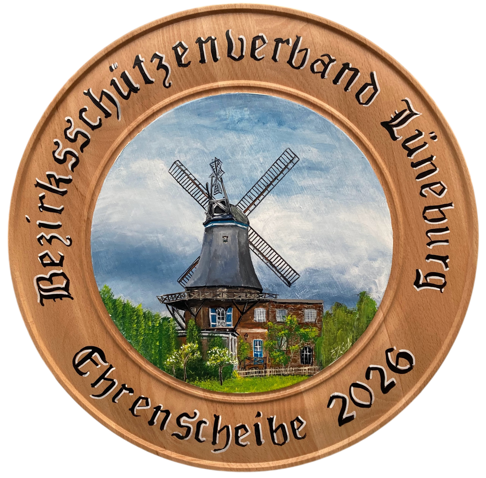 Handbemalte hölzerne Ehrenscheibe 2026 für den Bezirksschützenverband Lüneburg. Das Rundbild zeigt die Handorfer Windmühle, einen historischen Galerieholländer mit Reetdach, vor einem blau-weißen Wolkenhimmel.