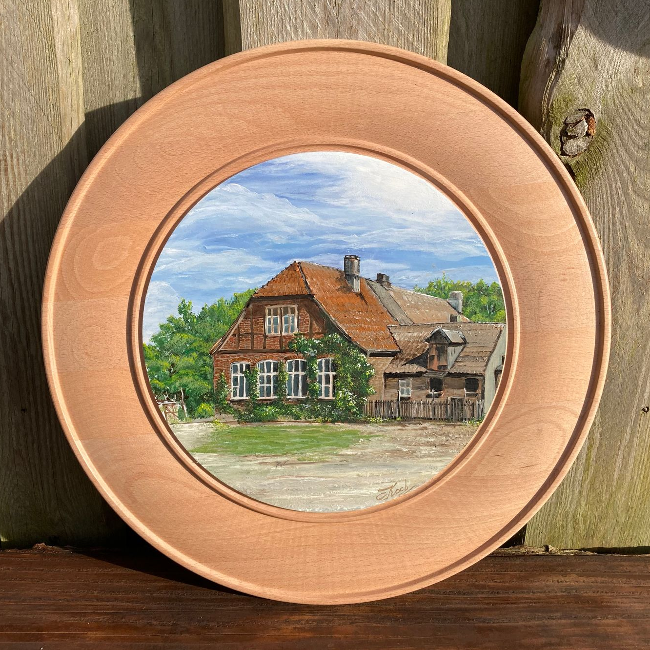 Handbemalte Schützenscheibe (Ehrenscheibe 2023) aus massiver Rotbuche mit detailgetreuem Porträt der Alten Schule Wendisch Evern, kunstvolle Frakturbeschriftung und hochwertige Lackierung.