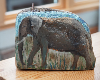 Ein Elefant auf Treibholz gemalt