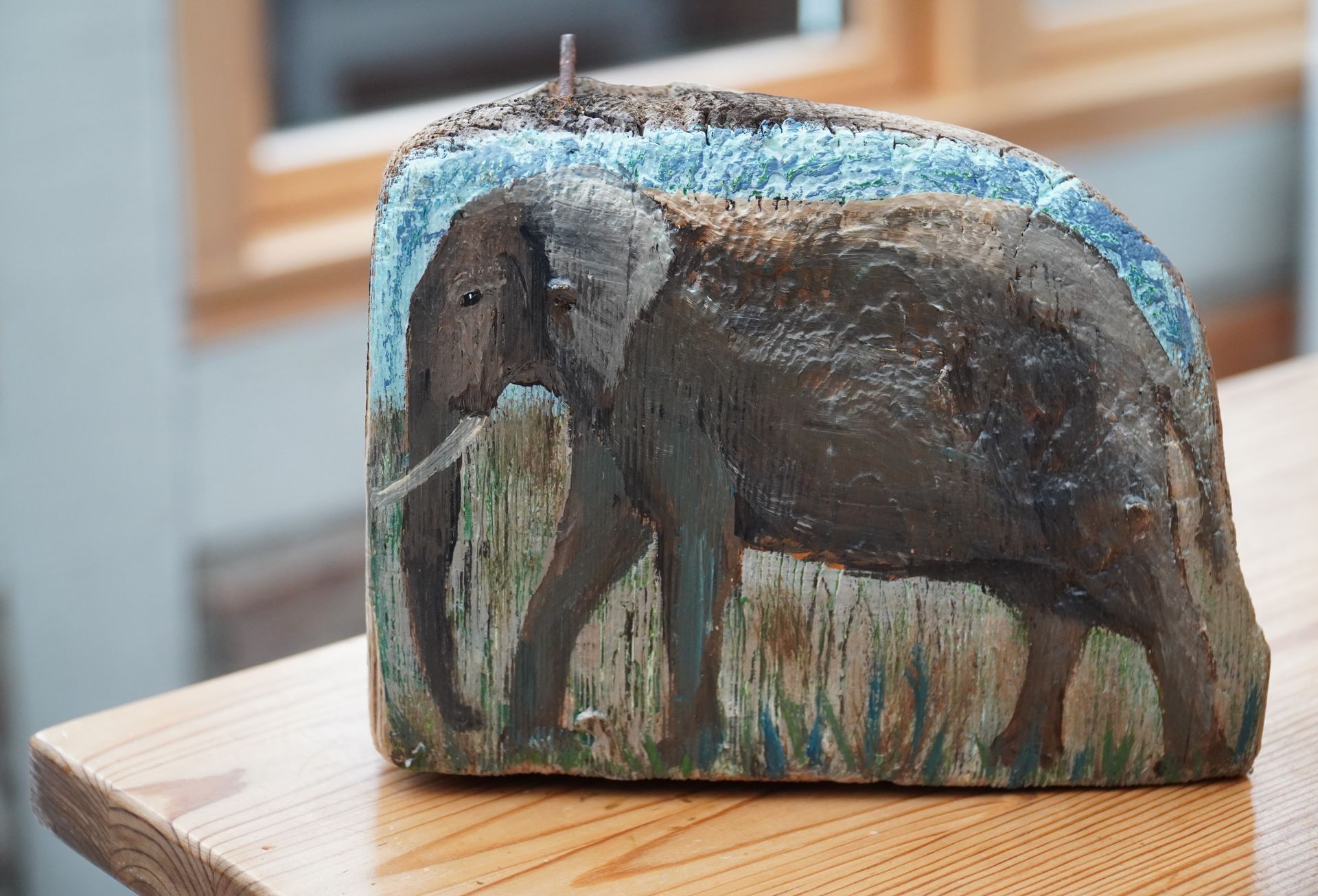 Ein Elefant auf dickem stück Treibholz  aus dem Mittelmeer gemalt.