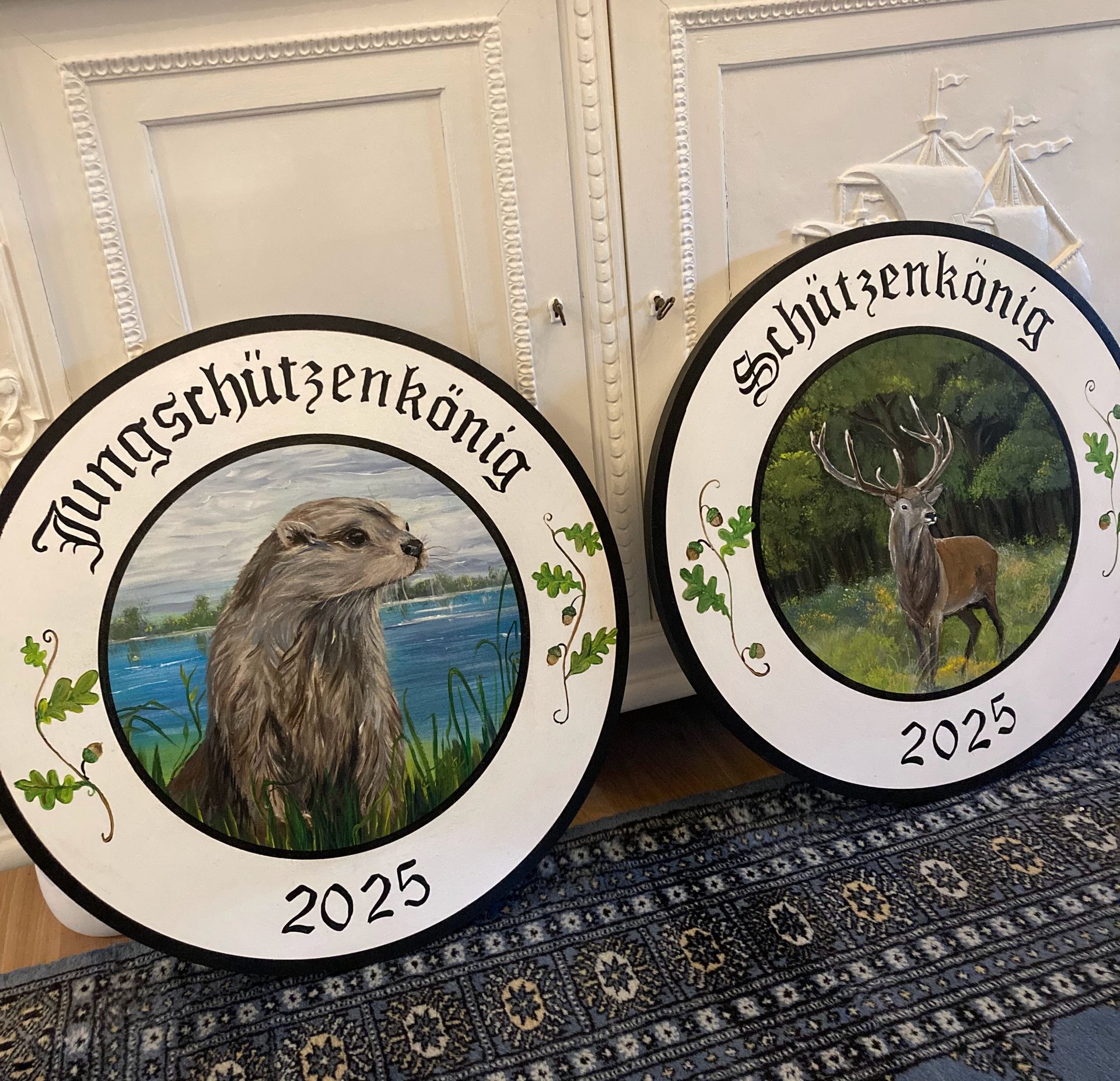 Zwei handgemalte Schützenscheiben mit einem Fischotter und einem Hirsch