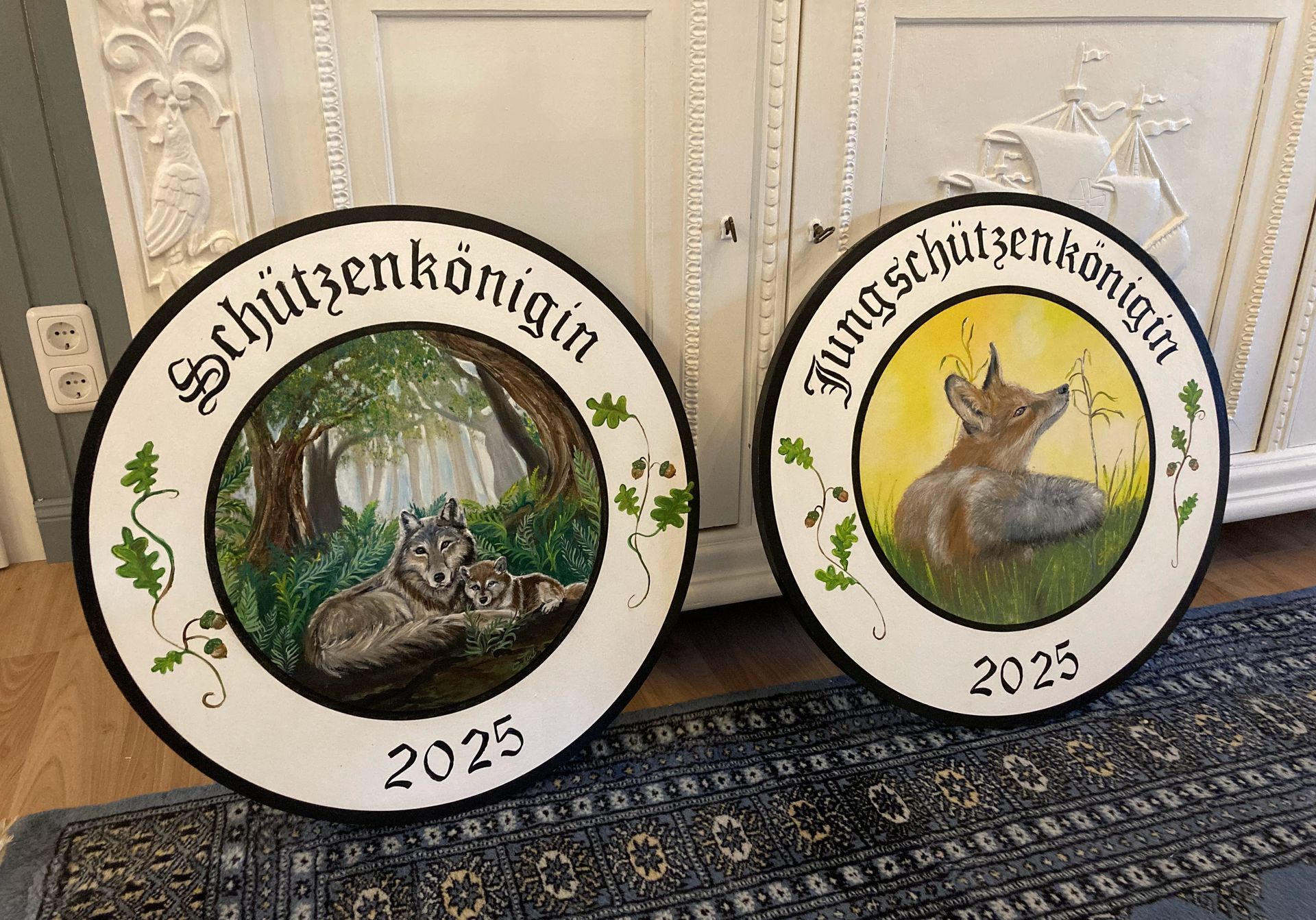 Zwei handgemalte Schützenscheiben mit Wölfen und einem Fuchs