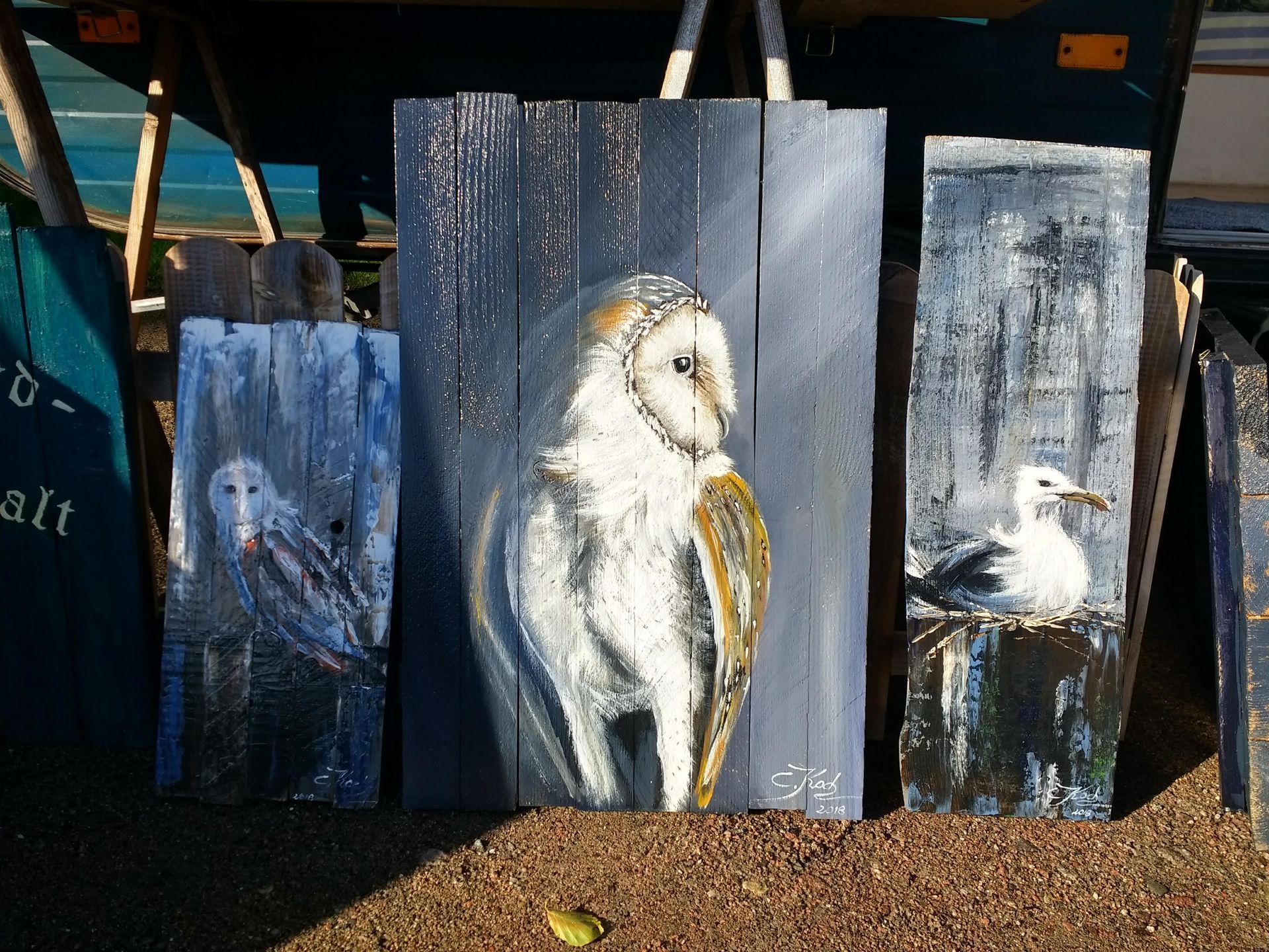 Eine große Schleiereule auf Bretter gemalt. Wildtiermalerei Caudia Koch