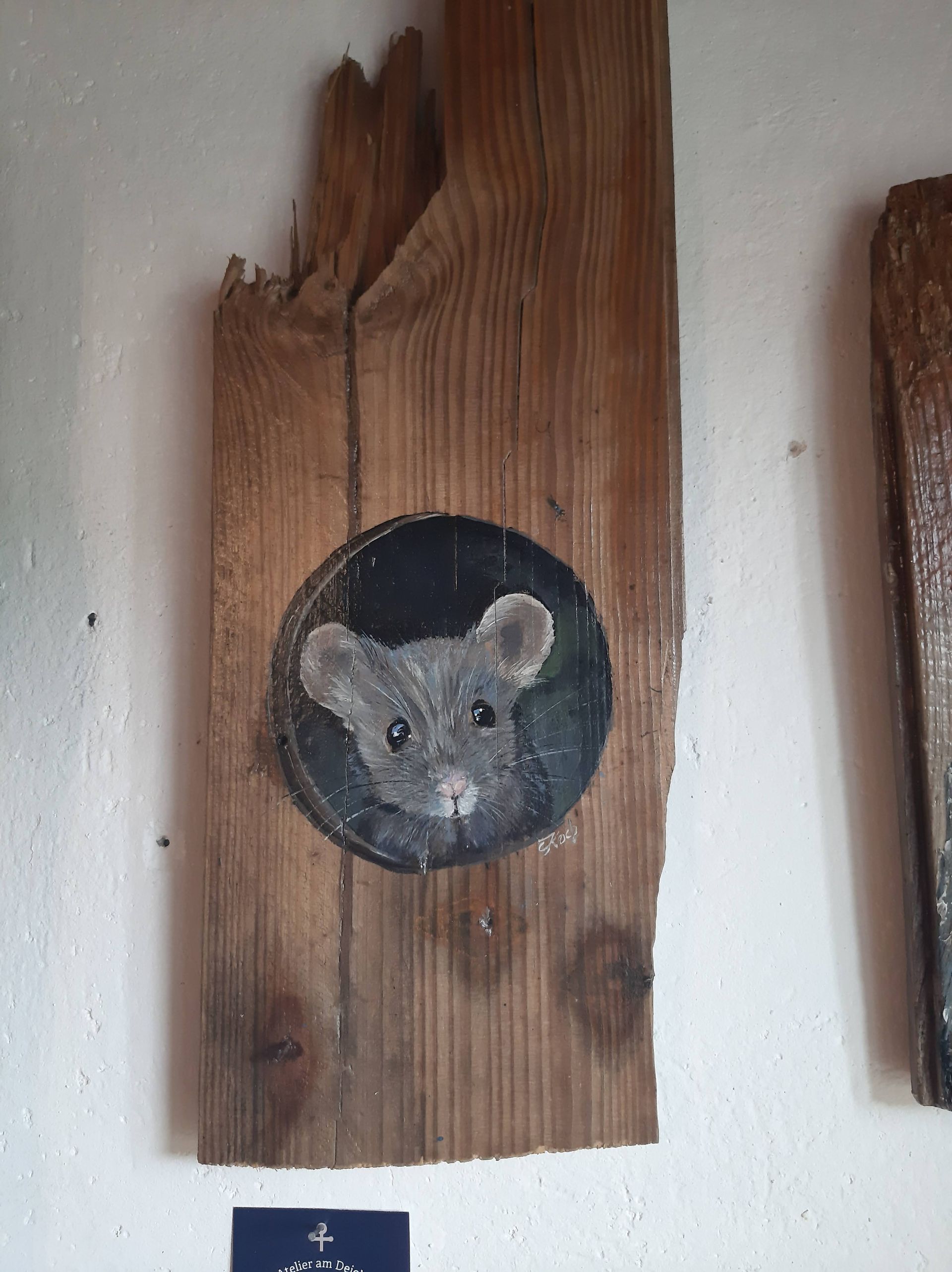 Mauseloch gemalt auf einem Reststück Bauholz, Claudia Koch, Dornum-Dornumersiel
