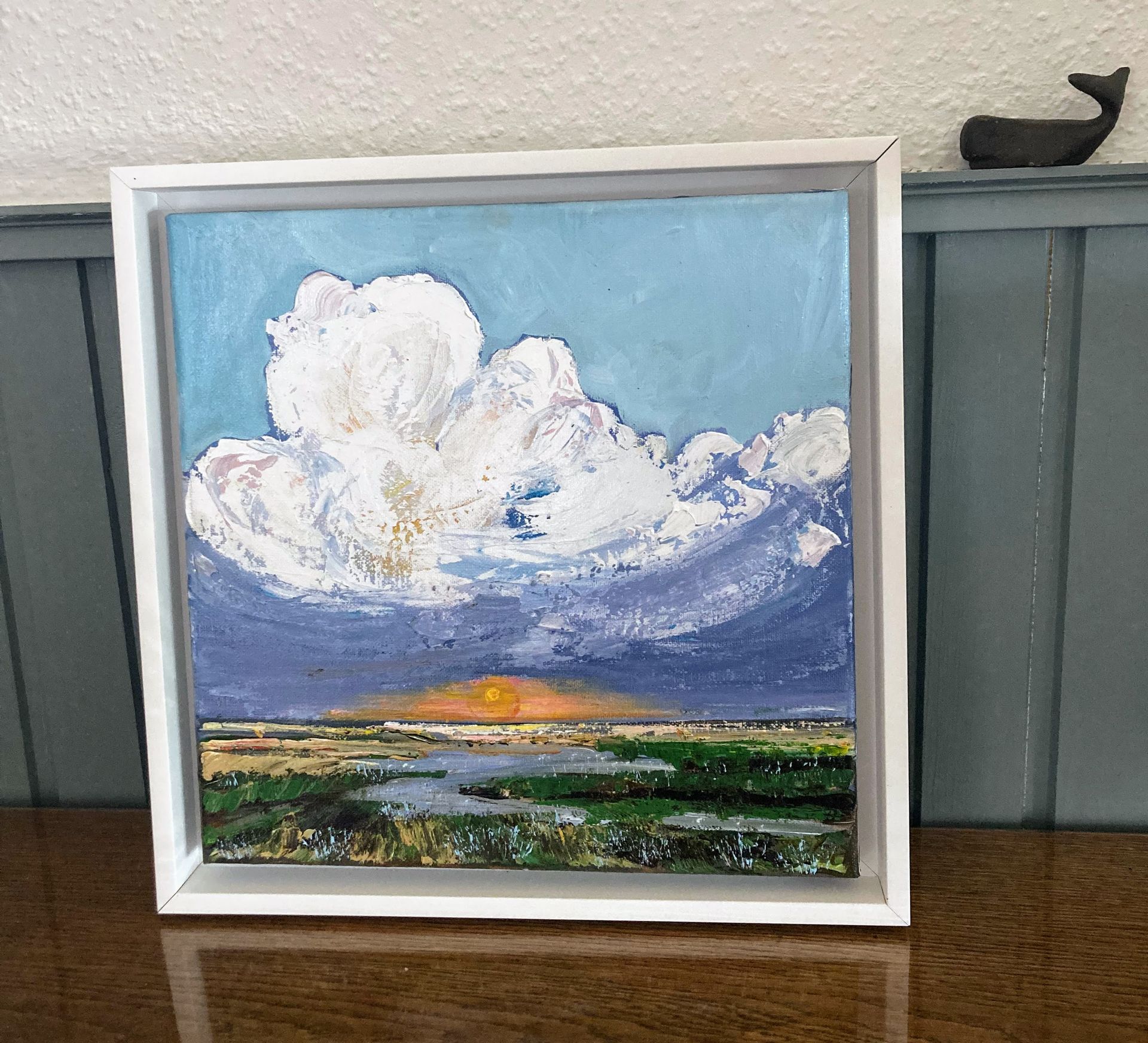 Ein Gemälde von den Salzwiesen in Dornumersiel. am Himmel eine riesige Wolke. Gemalt von Claudia Koch