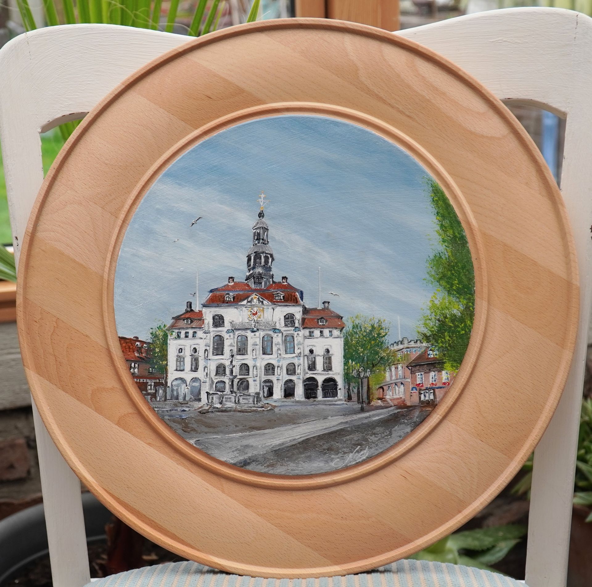 Handbemalte Schuetzenscheiben von Claudia Koch mit dem Lüneburger Rathaus