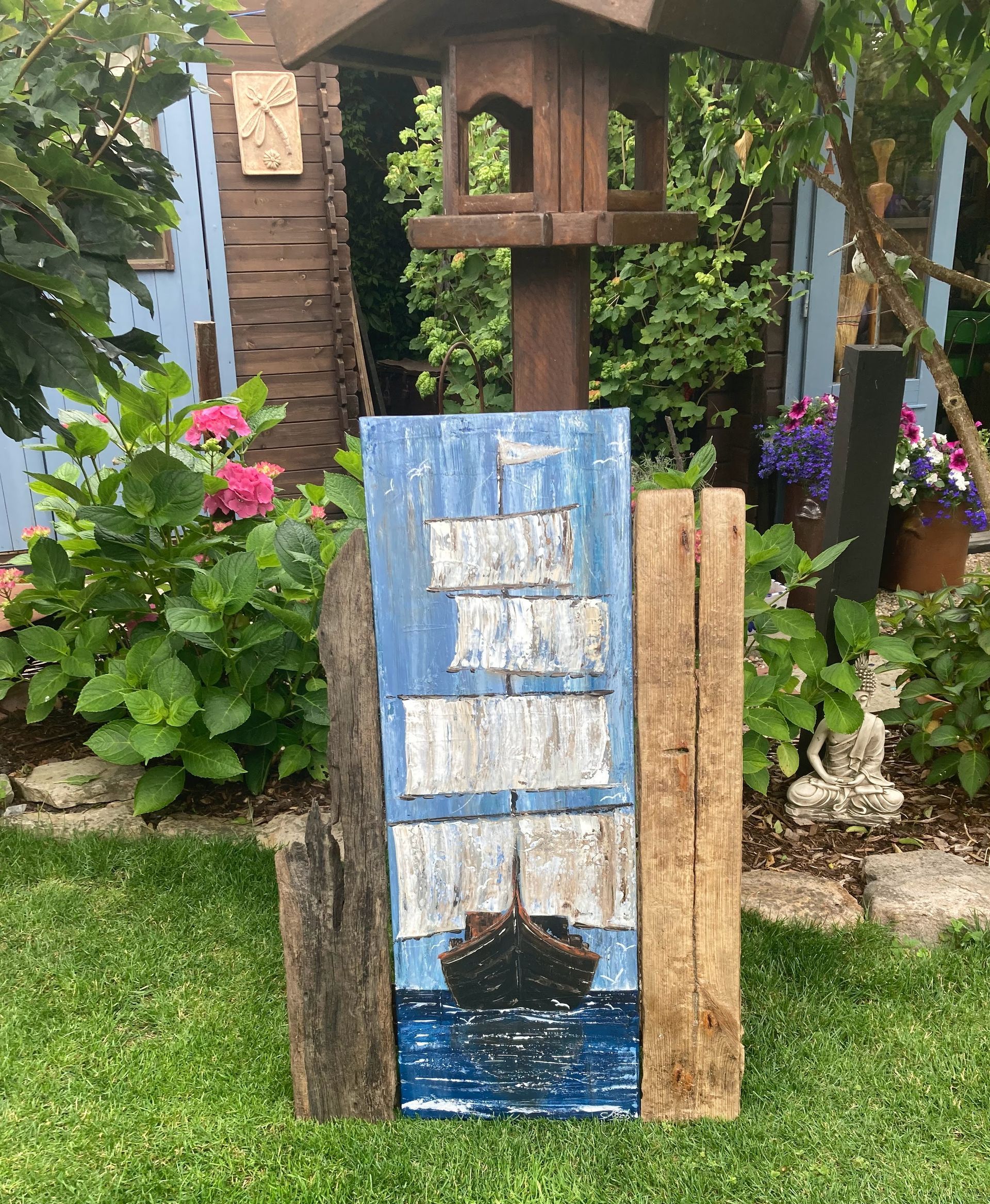 Ein großes Gemälde mit einem Segelschiff, gerahmt mit verwitterten Treibholzbrettern aus der Nordsee. Gemalt von claudia Koch Dornum