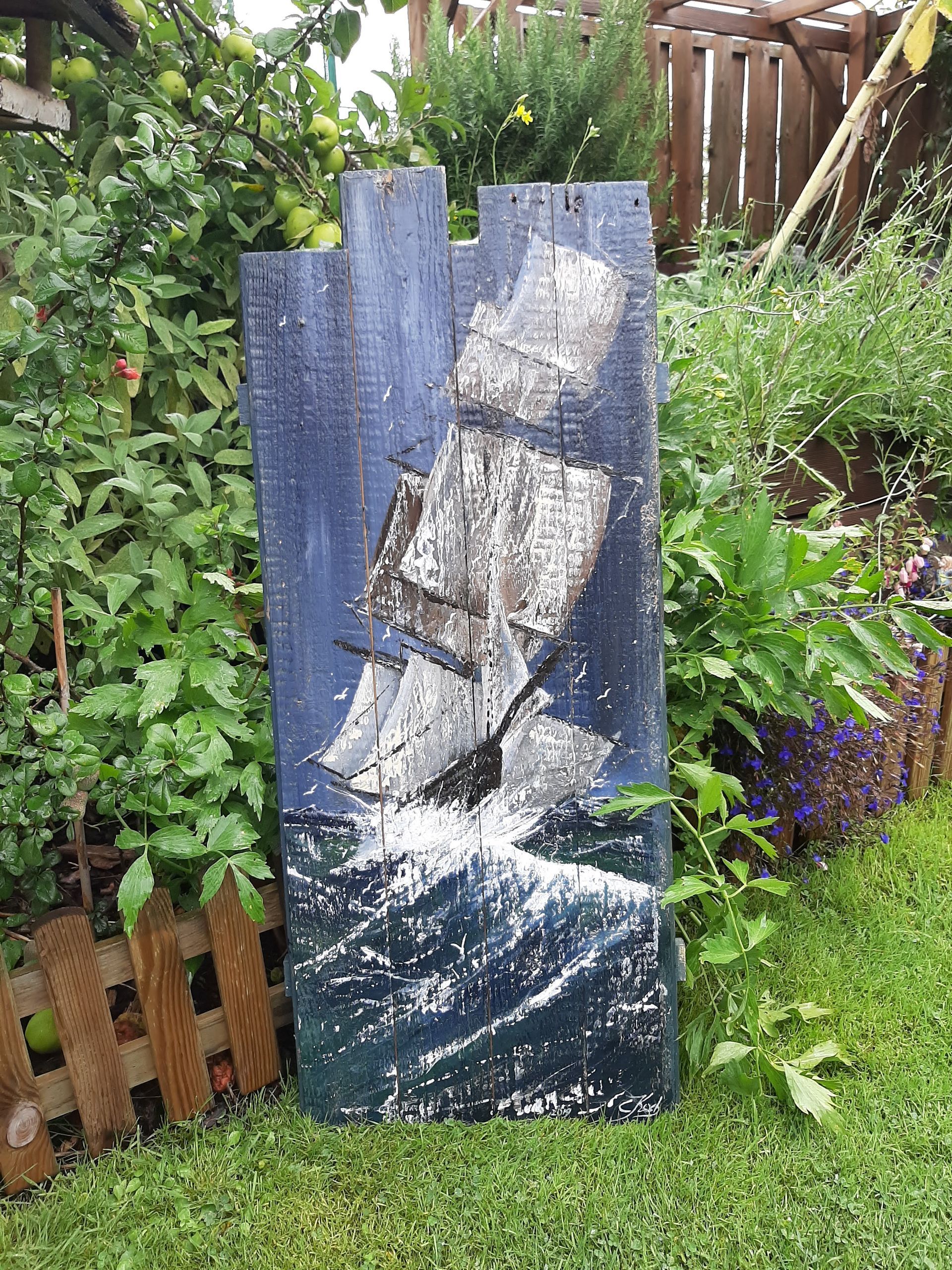 Sturmschiff auf Museums-Vertäfelung mit vergilbtem Weißlack, Claudia Koch