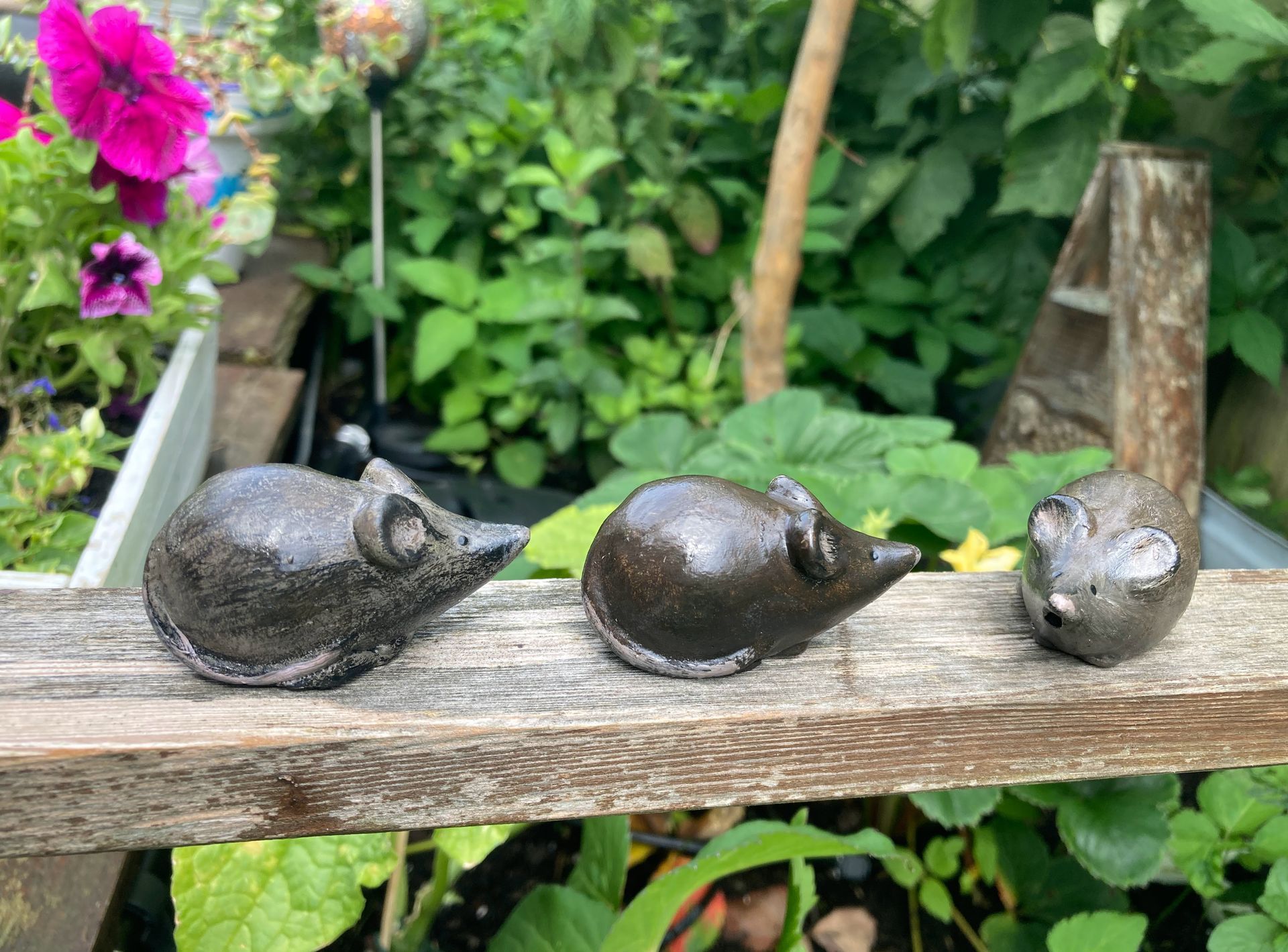 Kleine Mäuse aus Steingut, frostfest, hergestellt und handbemalt von Claudia Koch