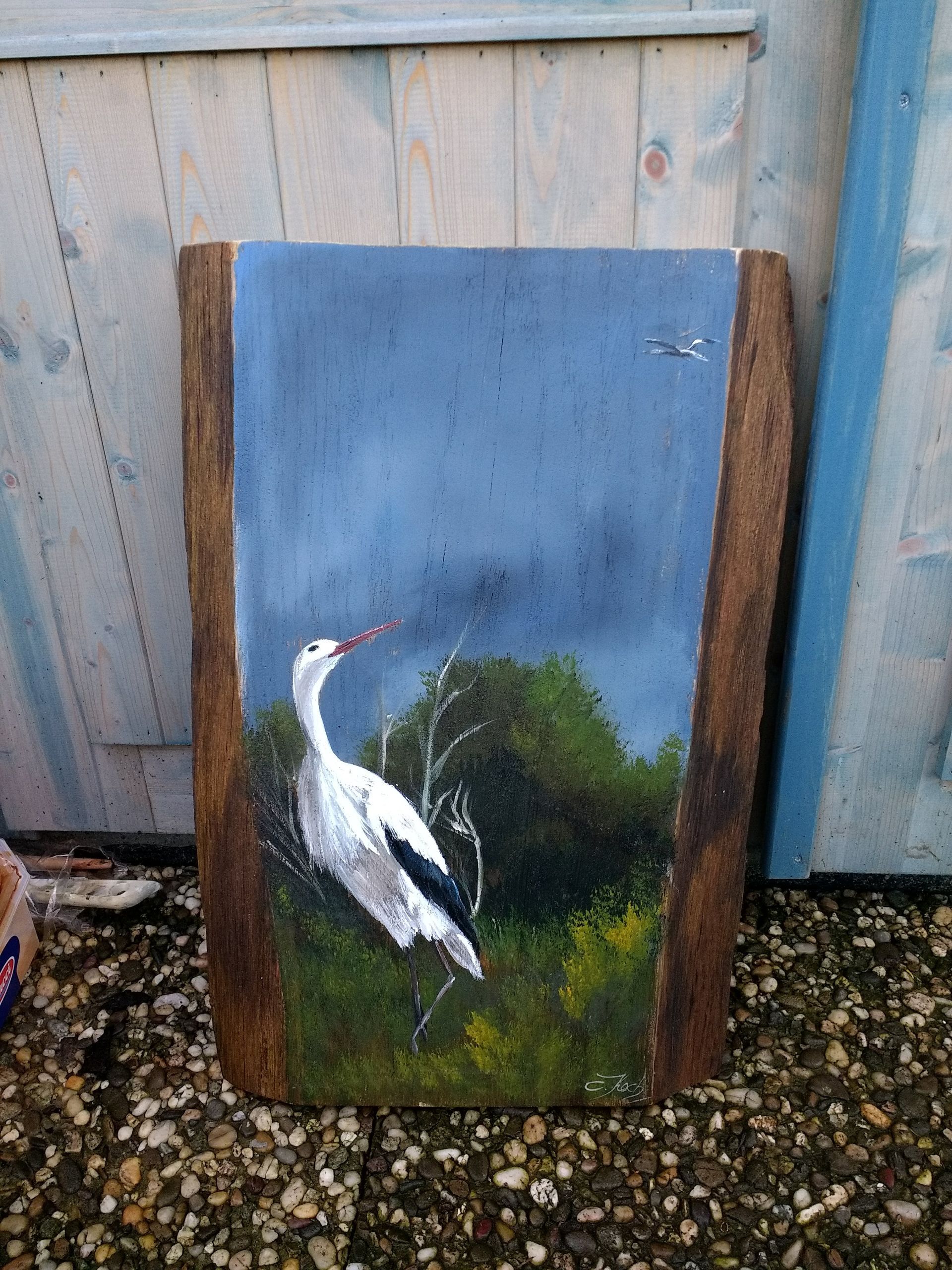 Handbemalter Storch auf einer rustikalen Eichenbohle, Tierporträt von Kunstmalerin Claudia Koch