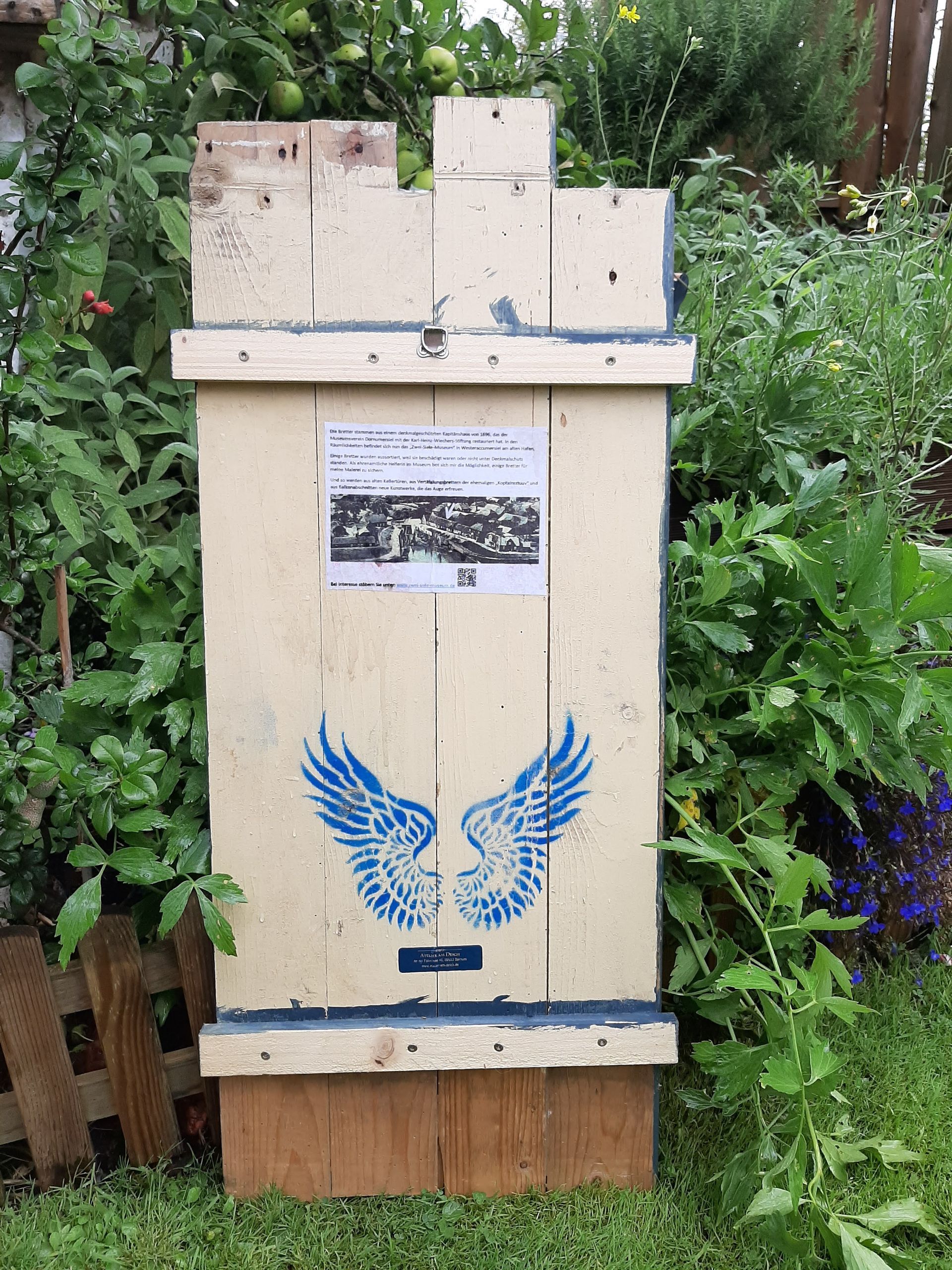 Rückseite Museums-Vertäfelung mit altem Weißlack, Materialnachweis Claudia Koch