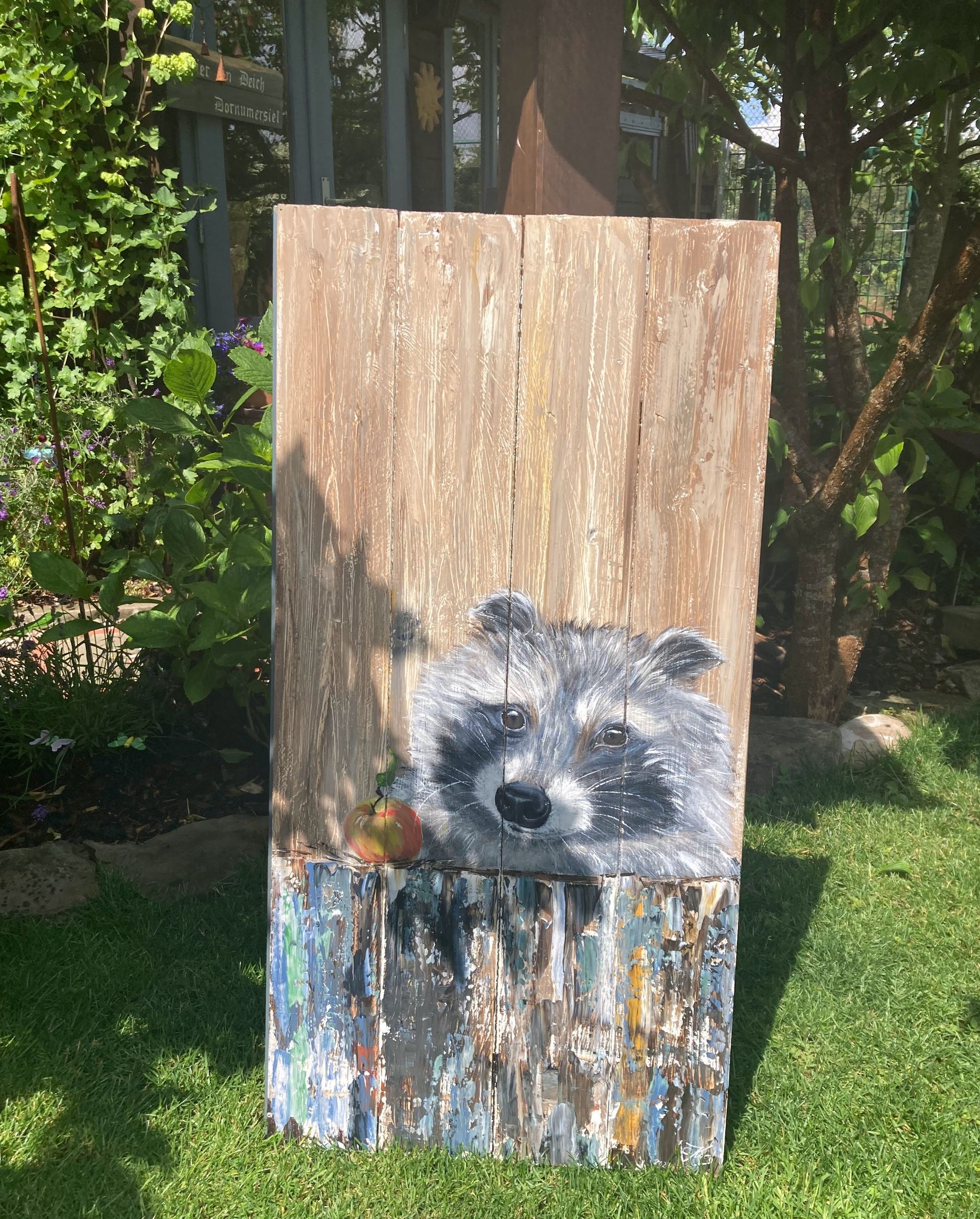 Gemälde von einem Waschbären mit Apfel. Wildtiermalerei Claudia Koch Dornum