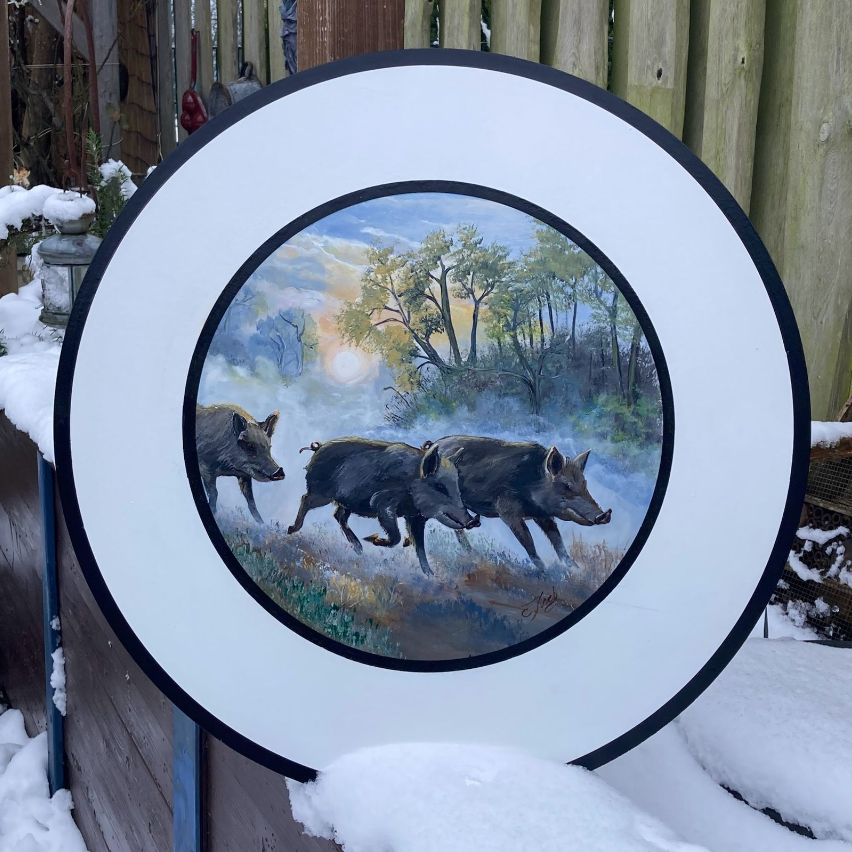 Handgemalte 60 cm Schützenscheibe aus wetterfestem Multiplex mit einer detailreichen Rotte Wildschweine in einer nebligen Waldlandschaft. 