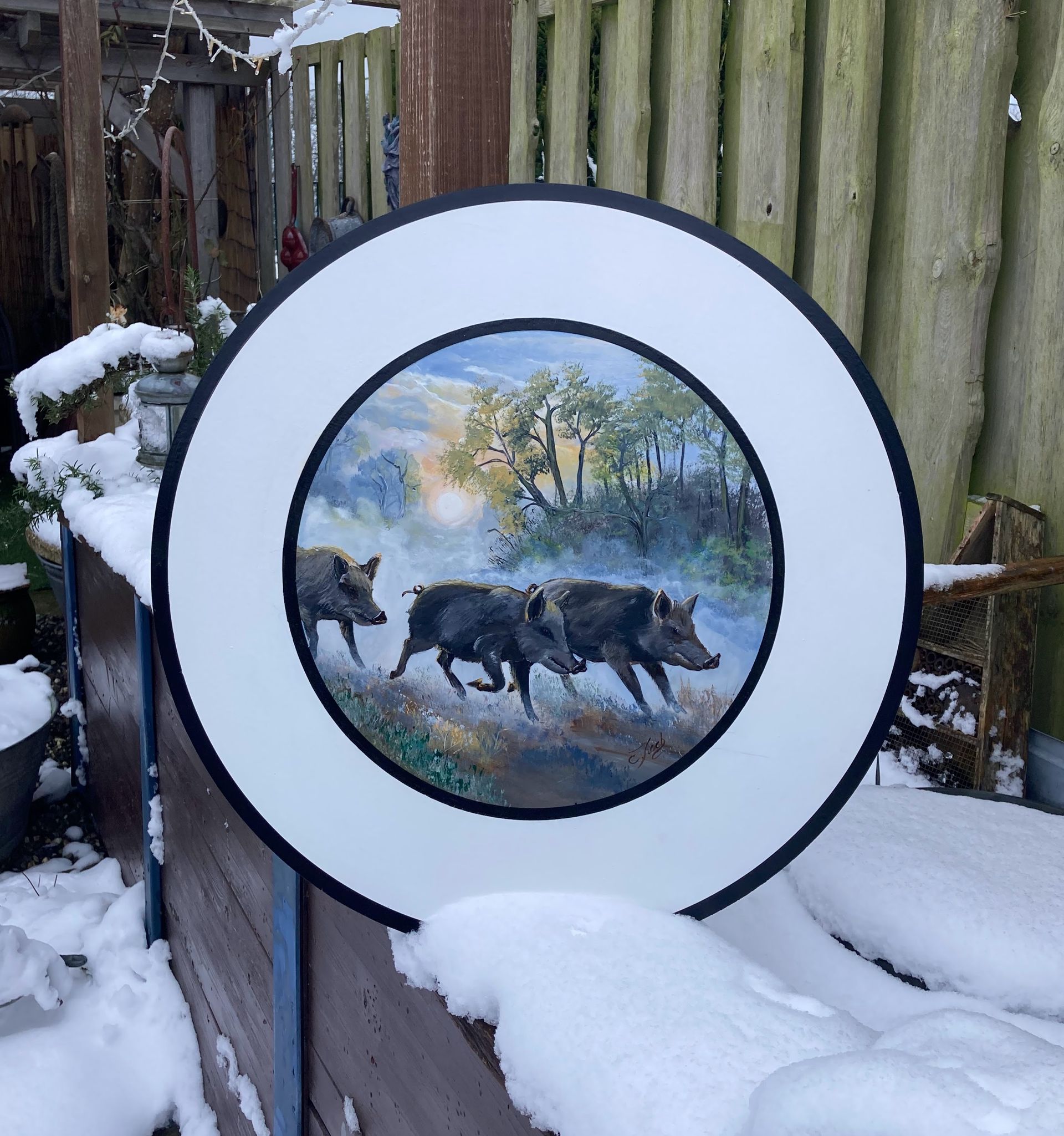 Handgemalte Schützenscheibe mit rennenden Wildschweinen im Morgennebel. Gemalt von Claudia Koch