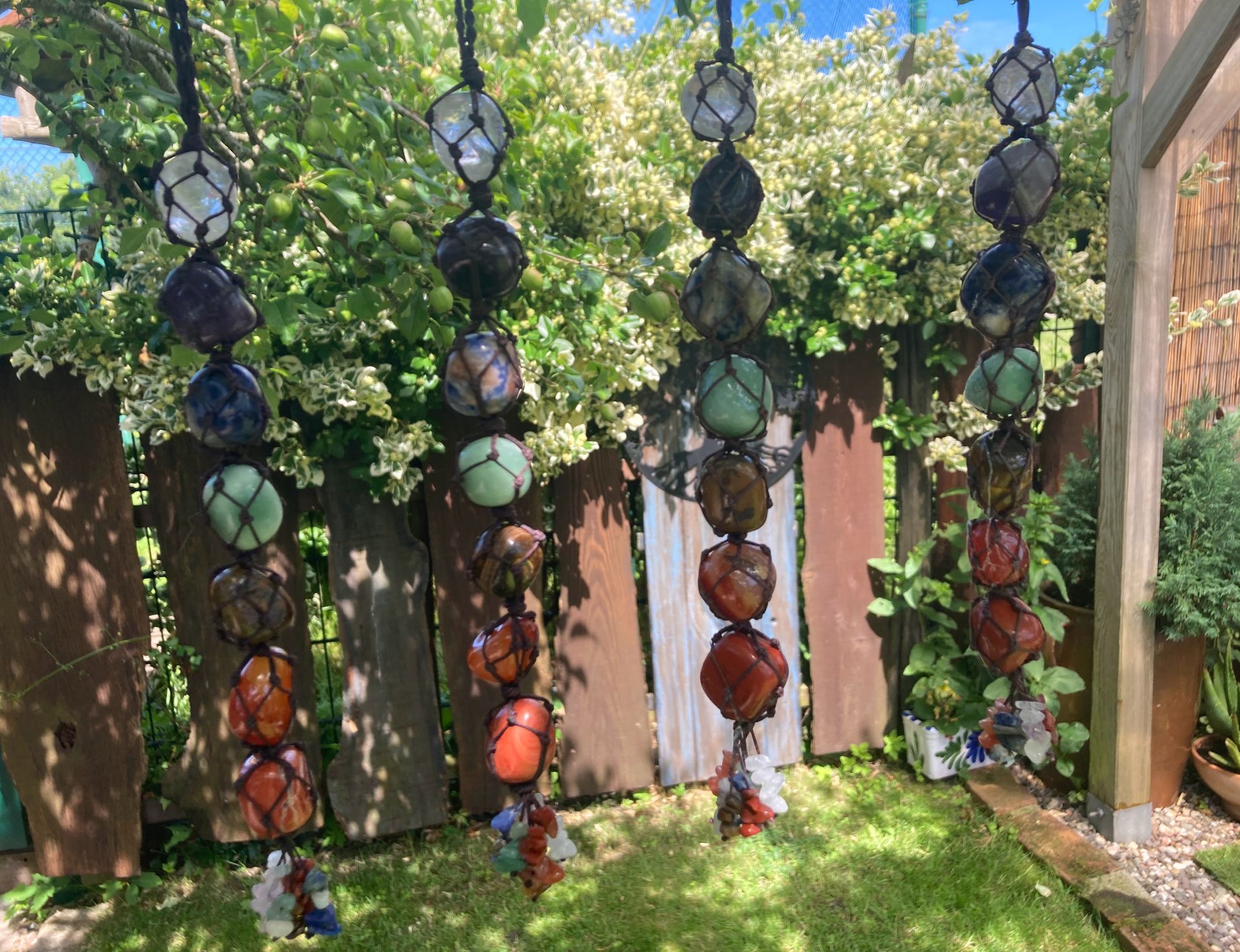 7 Chakra Steine Anhänger fürs Auto und Wanddeko im Boho-Stil mit Bergkristall, Amethyst, Sodalith, Aventurin, Tigerauge, Karneol und Jaspis