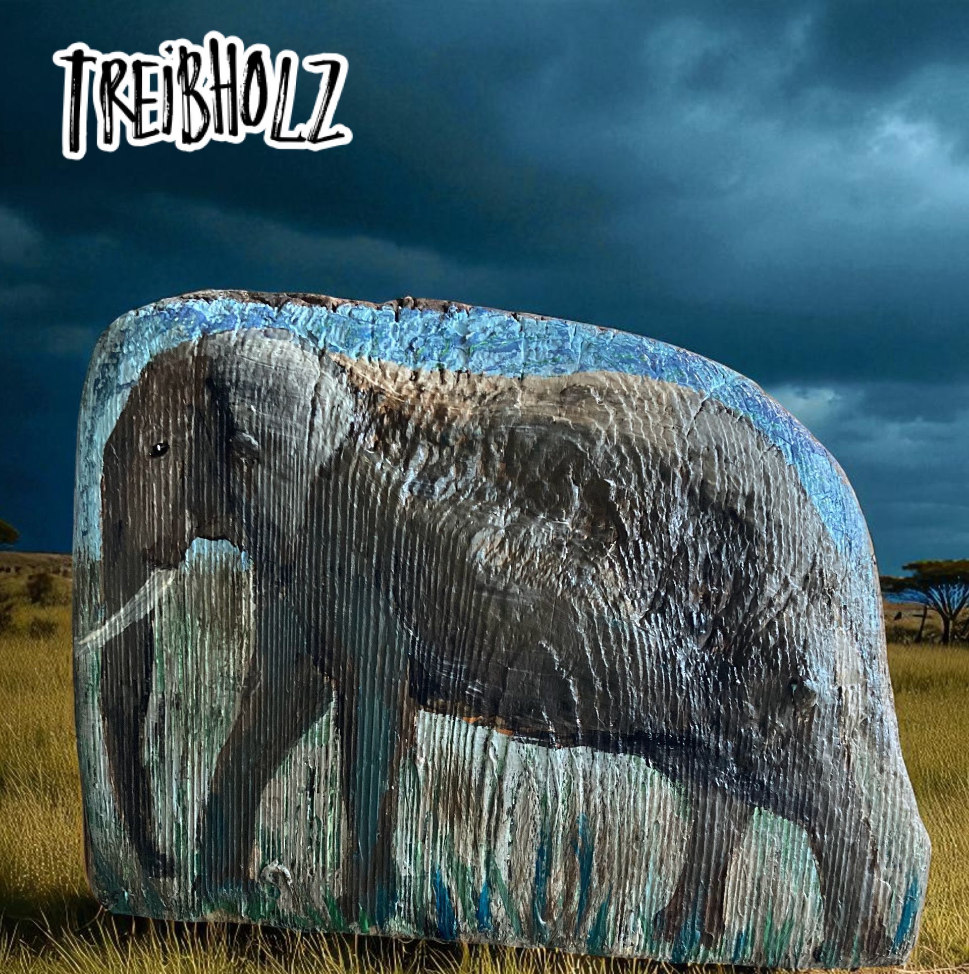 Handgemalter grauer Elefant auf einem rustikalen Stück Treibholz aus dem Mittelmeer, das von zwei rostigen Nägeln zusammengehalten wird. Das Kunstwerk steht auf einem sandigen Boden vor einem digital erstellten, stimmungsvollen Hintergrund einer afrikanischen Savanne bei Sonnenuntergang.