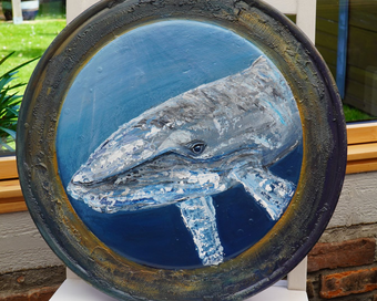 Buckelwal Hope/Timmy auf runder Holzscheibe gemalt und wetterfest versiegelt. Claudia Koch Atelier am Deich Dornum
