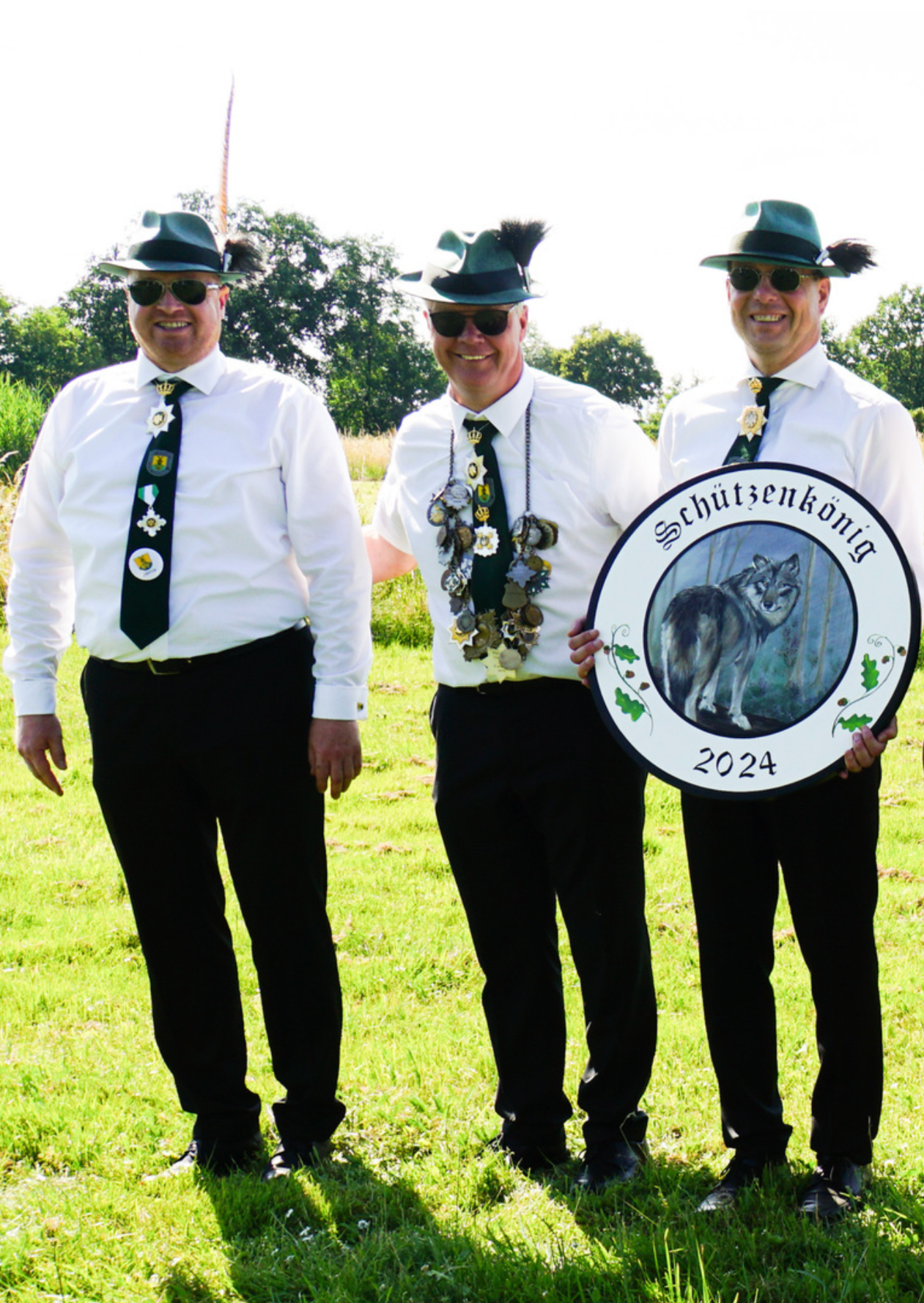 Schützenkönig Hittbergen 2024 mit seiner handbemalten Ehrenscheibe (Wolfsmotiv) von Atelier Claudia Koch.