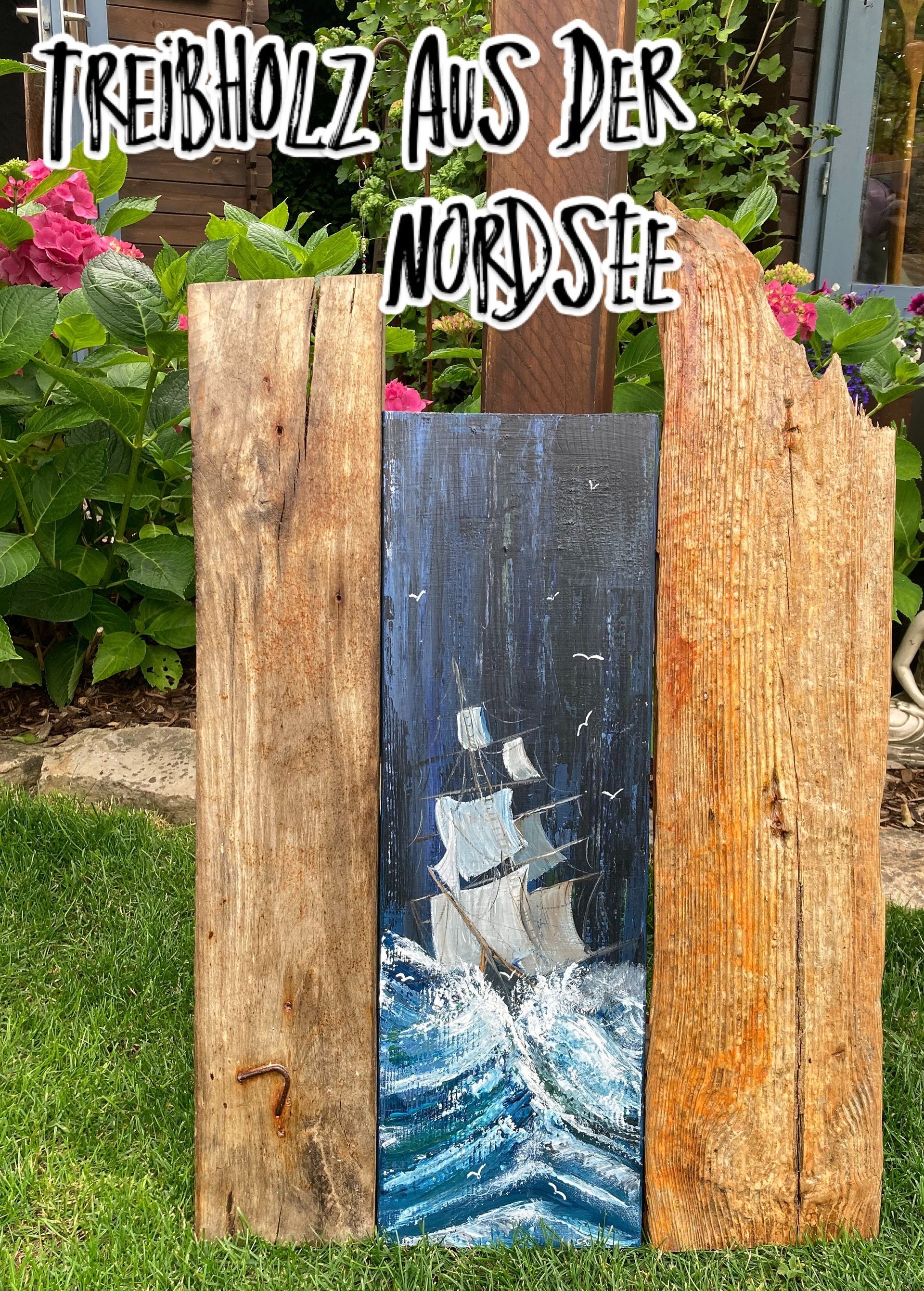 handbemaltes Holzbrett mit einem Segelschiff im Sturm. Treibholzrahmen