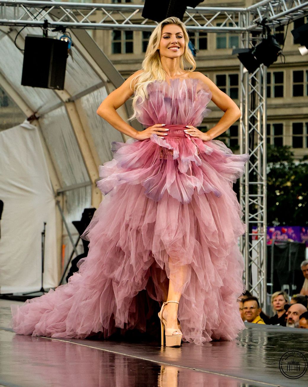 SILBERNADEL COUTURE @FASHION OPEN AIR 2026
©Bernhard Labecki
BERLIN LIFE MAGAZIN
Pressefotos