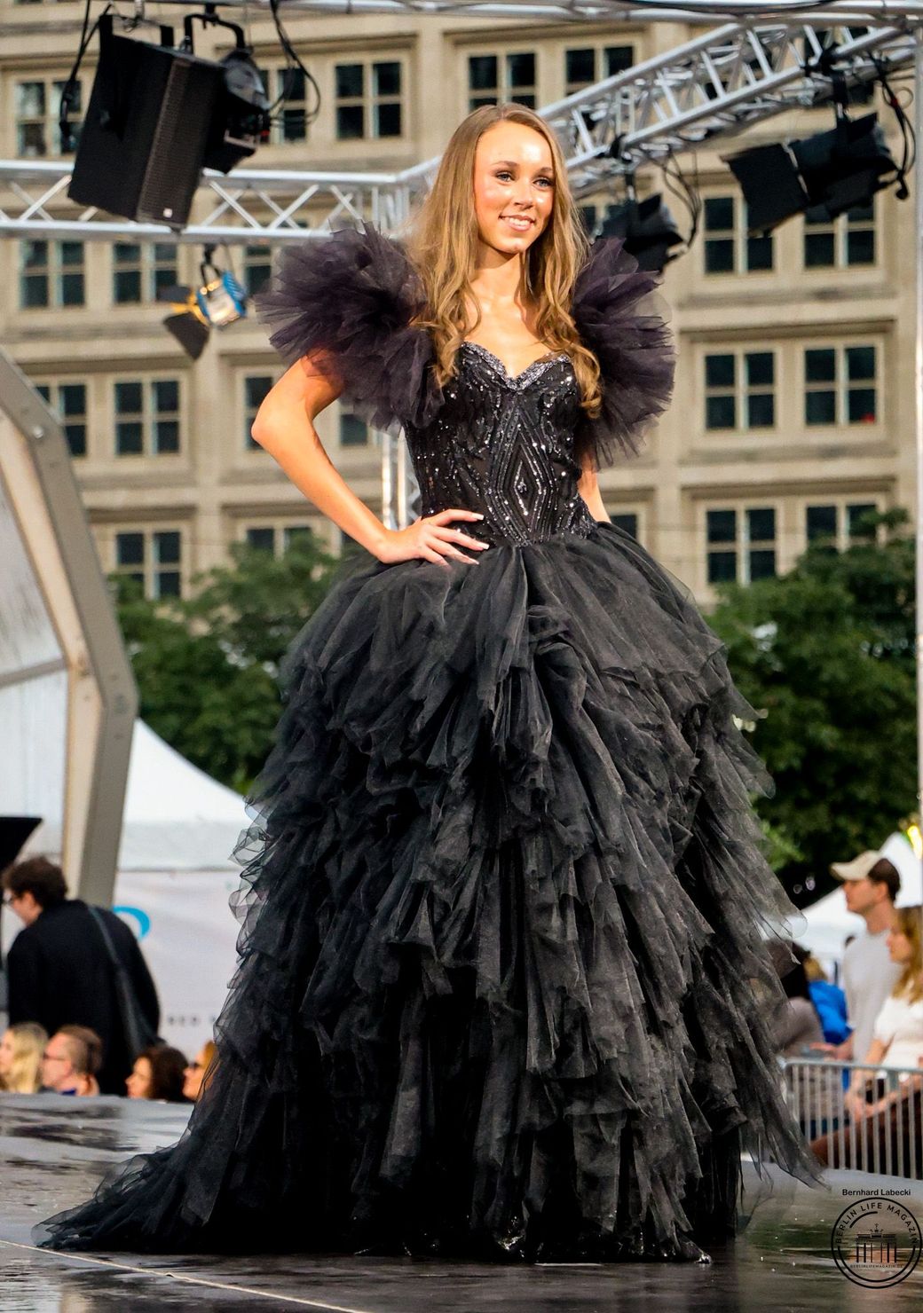 SILBERNADEL COUTURE @FASHION OPEN AIR 2026
©Bernhard Labecki
BERLIN LIFE MAGAZIN
Pressefotos