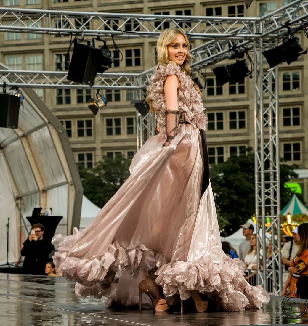 SILBERNADEL COUTURE @FASHION OPEN AIR 2026
©Bernhard Labecki
BERLIN LIFE MAGAZIN
Pressefotos