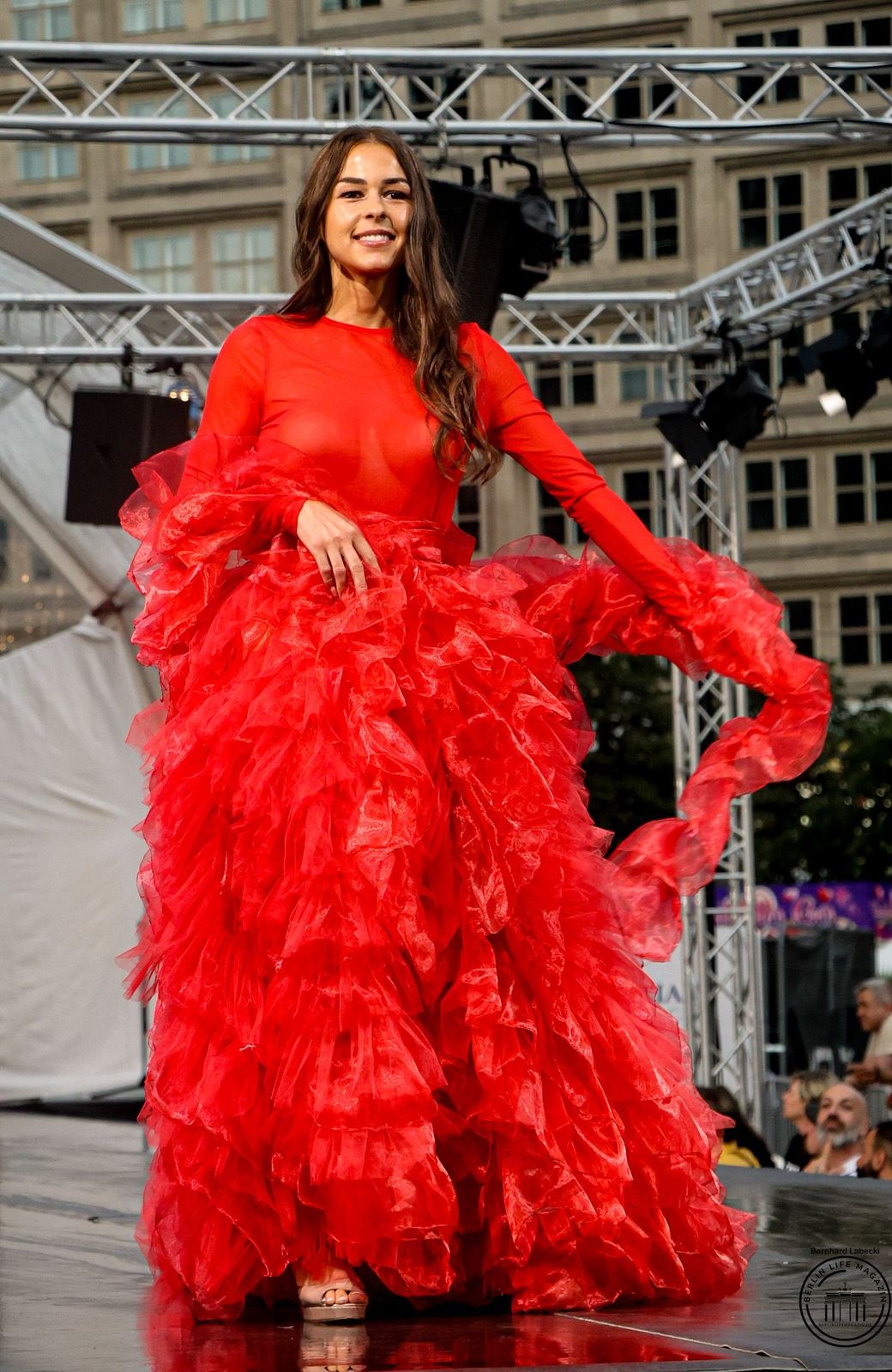 SILBERNADEL COUTURE @FASHION OPEN AIR 2026
©Bernhard Labecki
BERLIN LIFE MAGAZIN
Pressefotos