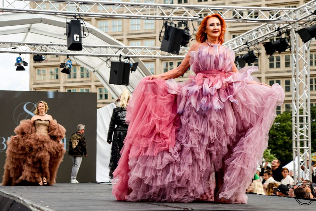 SILBERNADEL COUTURE @FASHION OPEN AIR 2026
©Bernhard Labecki
BERLIN LIFE MAGAZIN
Pressefotos