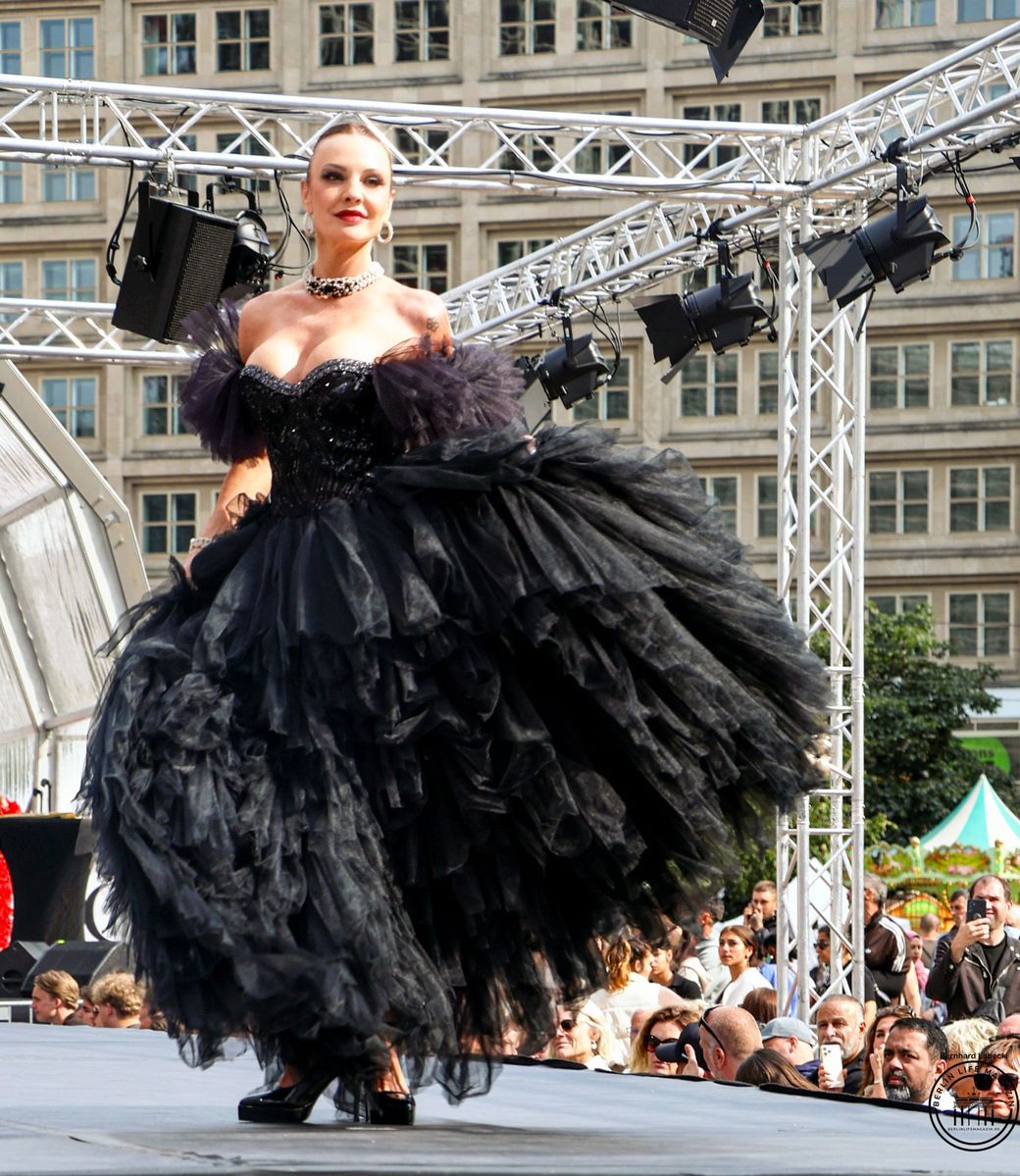 SILBERNADEL COUTURE @FASHION OPEN AIR 2026
©Bernhard Labecki
BERLIN LIFE MAGAZIN
Pressefotos