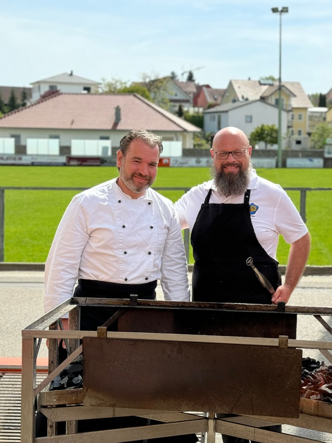 Matthias Plattner und Stefan Bauer grillen am 1. Mai in Alteglofsheim