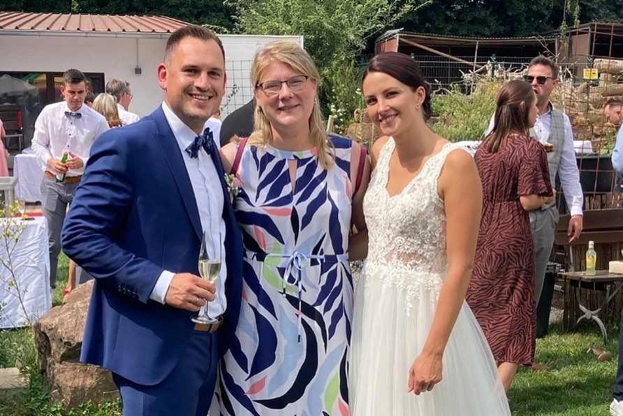 Jasmin Hipp und Hochzeitspaar 