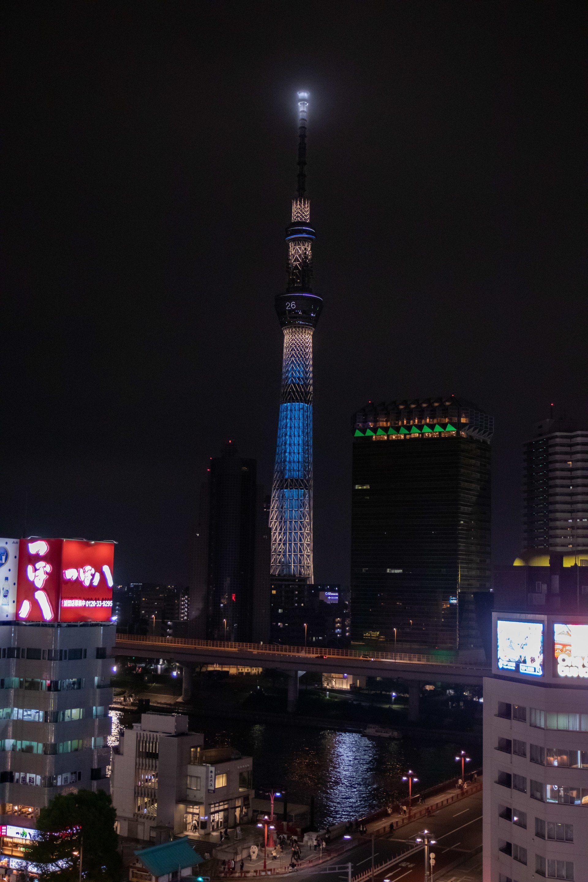 Vue nocturne de la Tokyo Sky Tree depuis le sommet de l'office de tourisme d'Asakusa
