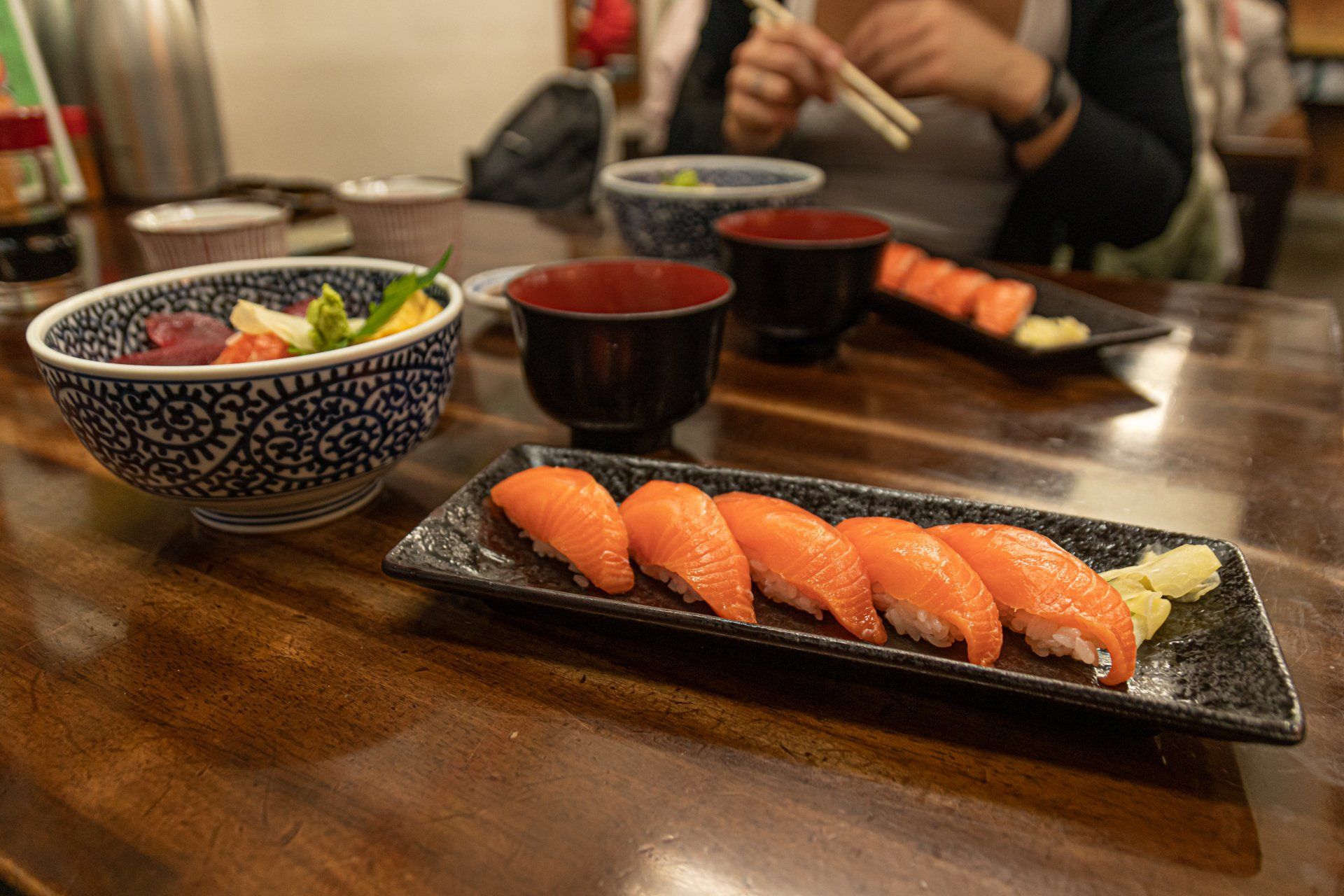 plateau de sushi au marché de Tsukiji à Tokyo