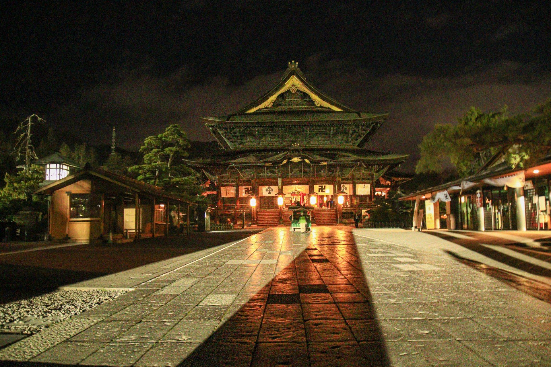 Le temps Zenko-ji à Nagano, de nuit