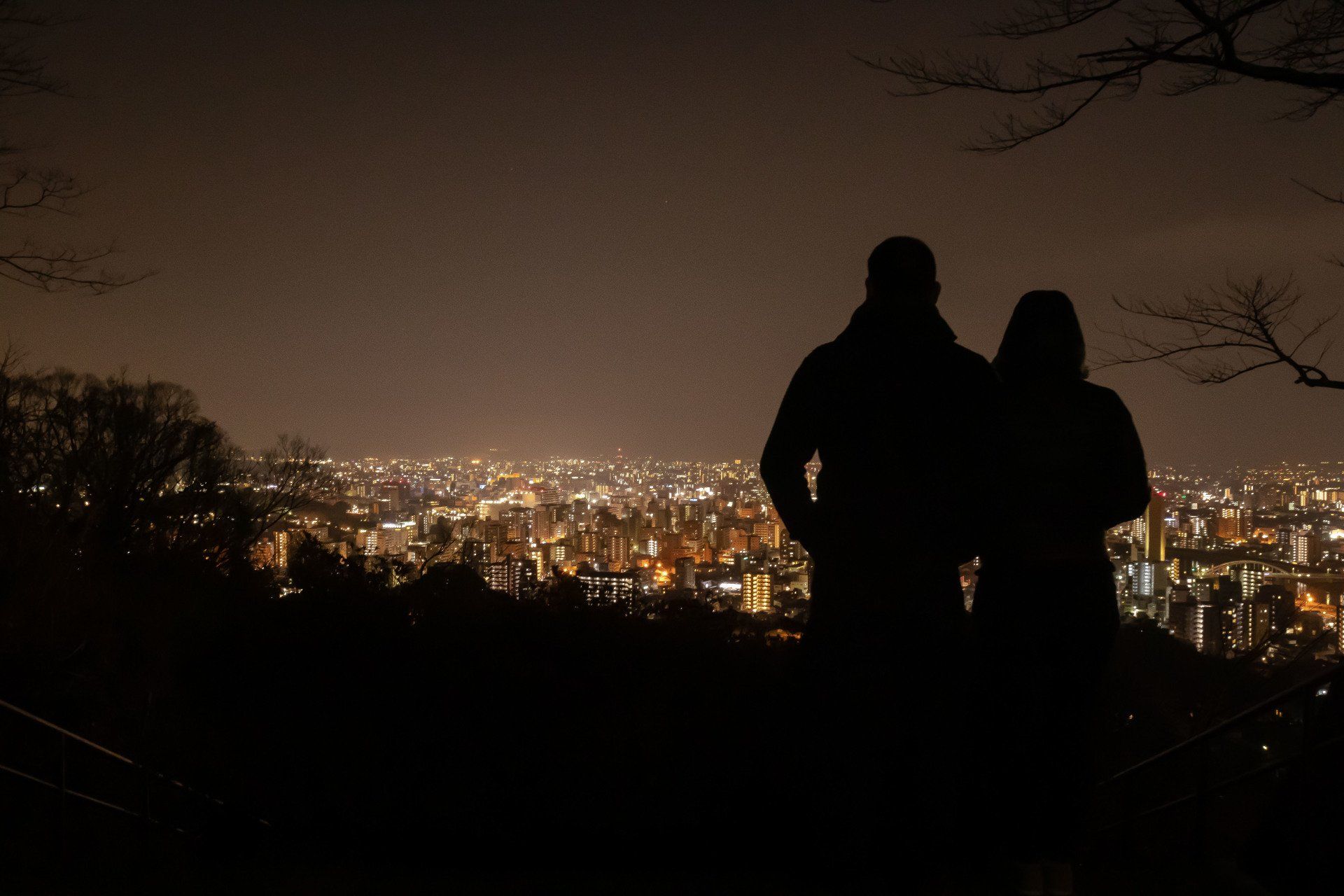 Vue de nuit de l'observatoire de Kumamoto sur les bâtiments de la ville